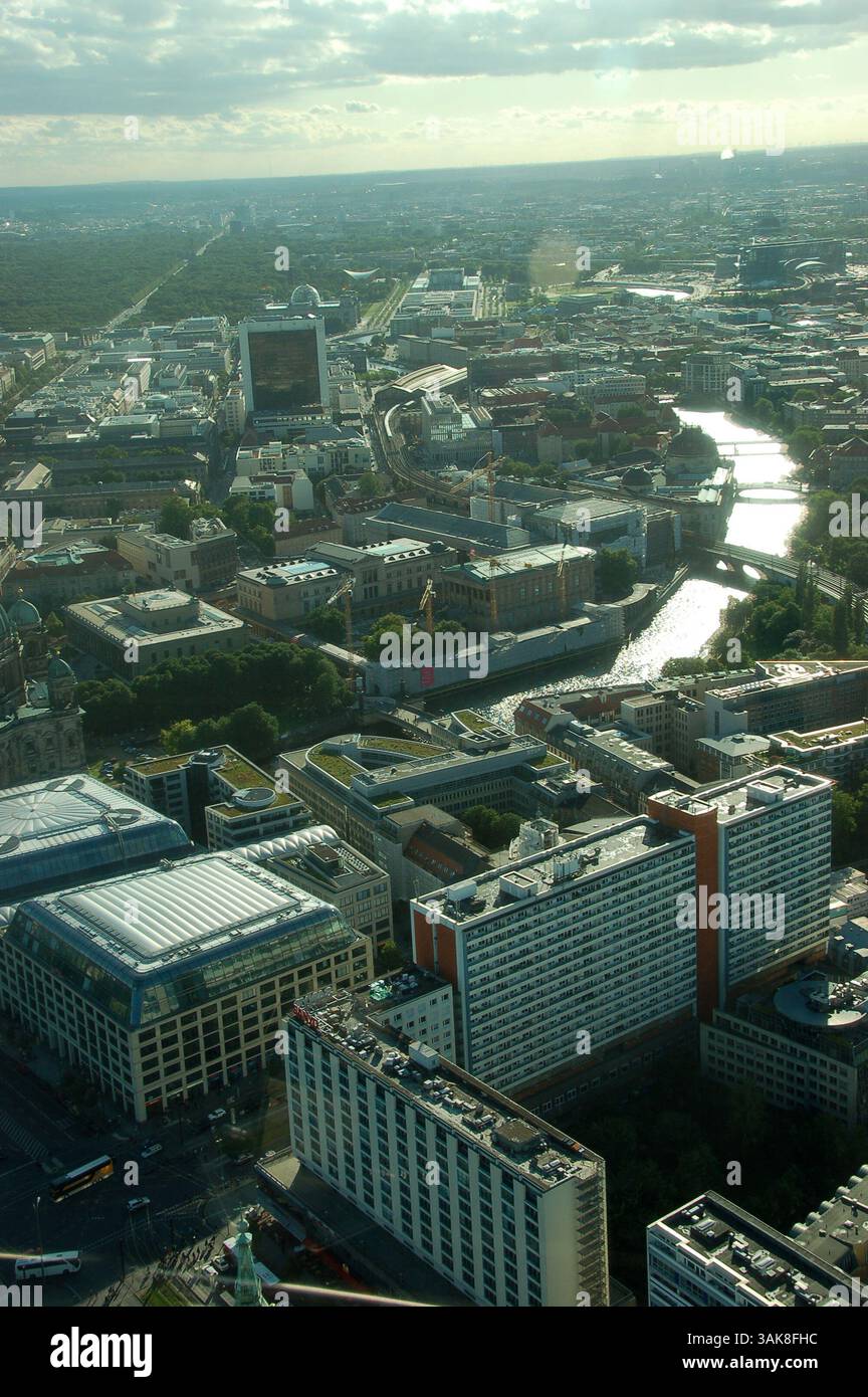 Vue aérienne du centre de Berlin avec des bâtiments historiques et la rivière Spree, vue depuis la terrasse d'observation de la tour de télévision de Berlin Banque D'Images