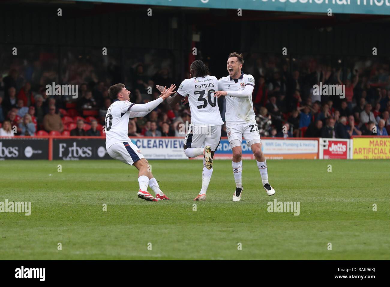 Accrington, Royaume-Uni, 12 avril 2025. Omari Patrick de Tranmere Rovers célèbre son but d'égalisation tardive dramatique faisant le score 3-3 avec ses coéquipiers Lee OÕConnor de Tranmere Rovers et Sam Taylor de Tranmere Rovers lors du match EFL Sky Bet League Two entre Accrington Stanley et Tranmere Rovers au Wham Stadium le 12 avril 2025. Crédit : Richard Ault/Alamy Live News Banque D'Images