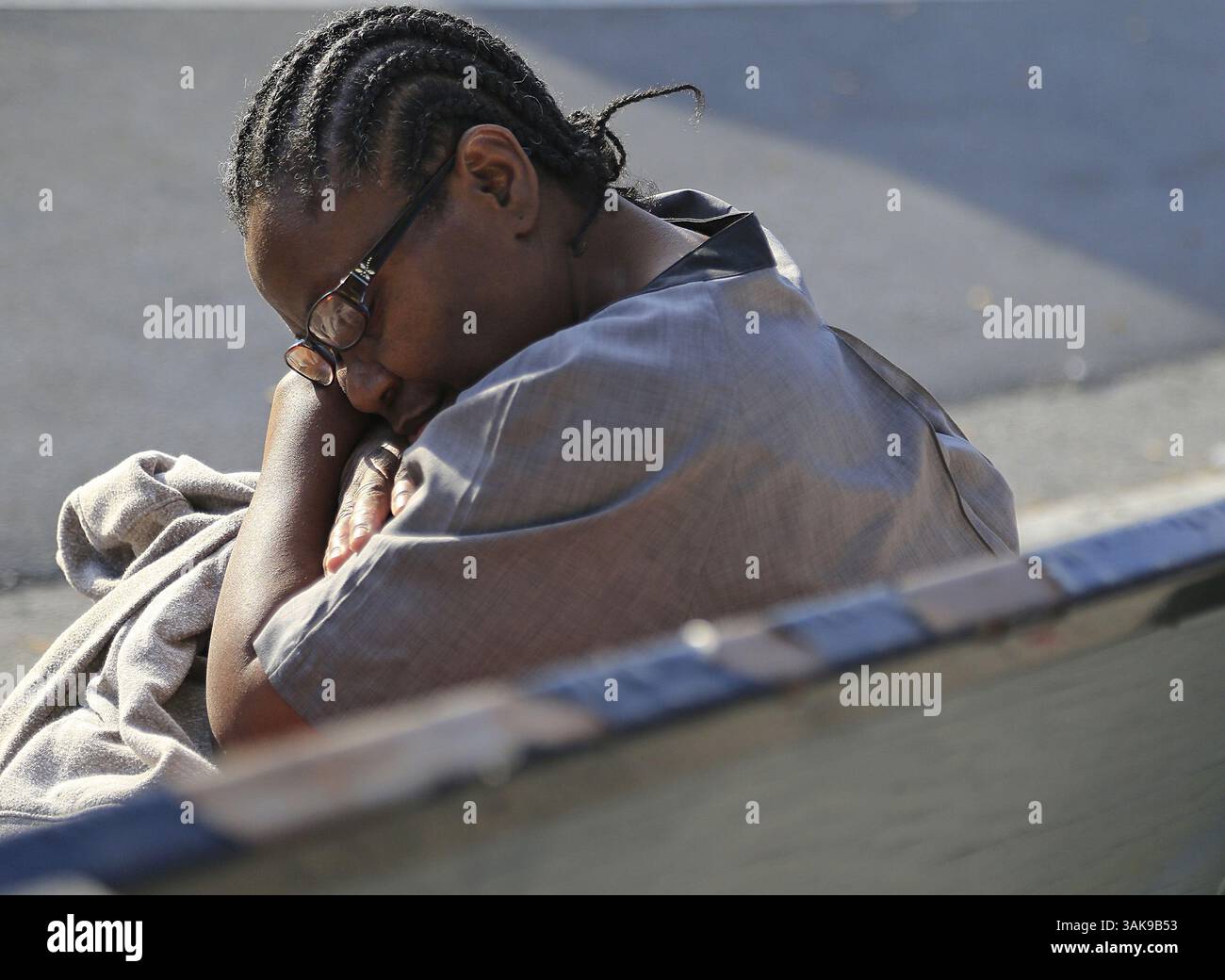 26 avril 2017 - Miami, FL, États-Unis - Odelie Paret, femme de ménage de Fontainebleau, fait une petite sieste alors qu'elle rentre à la maison, attendant de prendre un deuxième bus alors qu'elle rentre à la maison pendant son voyage de 13,5 milles entre son travail à Miami Beach et son modeste appartement de deux chambres. (Crédit image : © Carl juste/TNS via ZUMA Wire) Banque D'Images