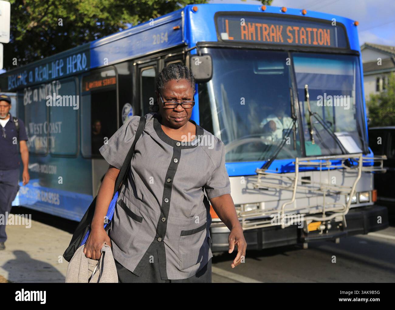 26 avril 2017 - Miami, FL, États-Unis - Odelie Paret, femme de ménage de Fontainebleau, part prendre un deuxième bus alors qu'elle rentre chez elle pendant son voyage de 13,5 milles entre son travail à Miami Beach et son modeste appartement de deux chambres. (Crédit image : © Carl juste/TNS via ZUMA Wire) Banque D'Images