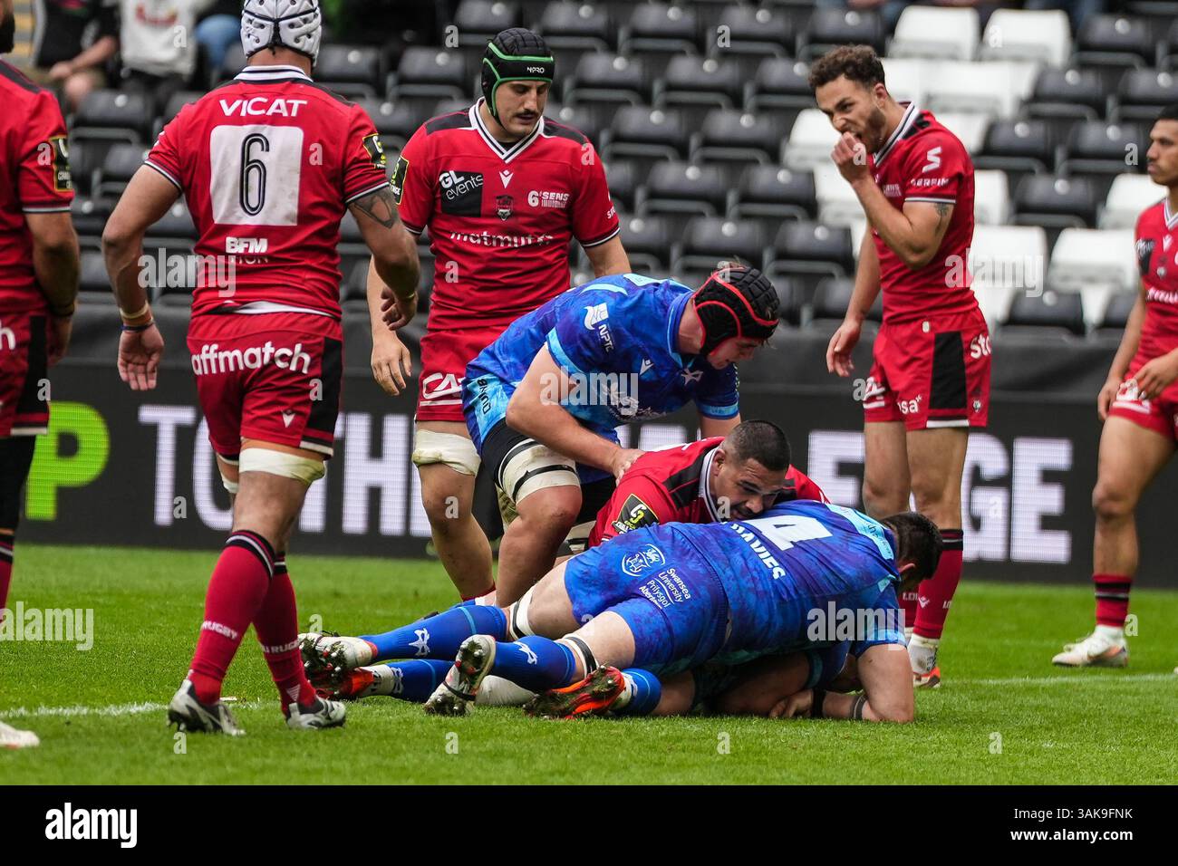 Swansea, pays de Galles, Royaume-Uni. 12 avril 2025. JAC Morgan d'Ospreys marque ses équipes en premier essai lors du match de l'EPCR Challenge Cup entre Ospreys et Lyon Olympique universitaire au stade Swansea.com. Crédit Glitch images/Alamy Live news Banque D'Images