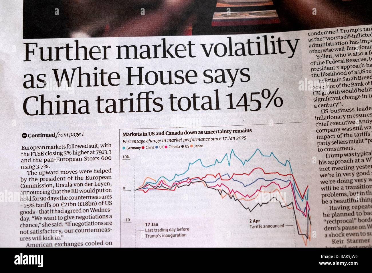 "De nouvelles turbulences sur le marché alors que la Maison Blanche dit que les tarifs douaniers de la Chine (Trump) sont de 145%" le journal Guardian titre la première page de la guerre commerciale tarifaire 11 avril 2025 Londres Royaume-Uni Banque D'Images