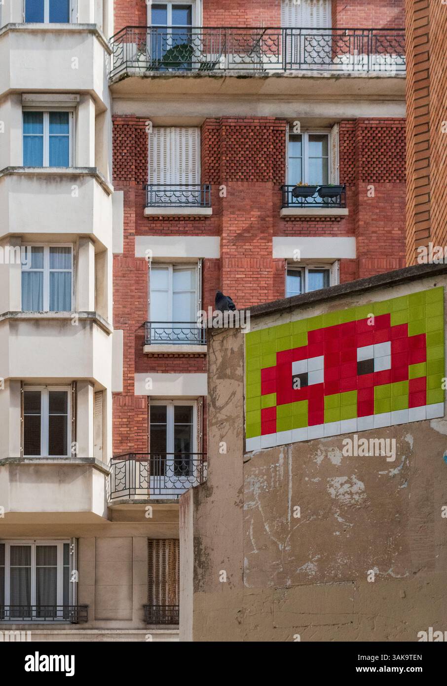 Paris, France - 04 20 2025 : mosaïque de Street art sur un mur Banque D'Images