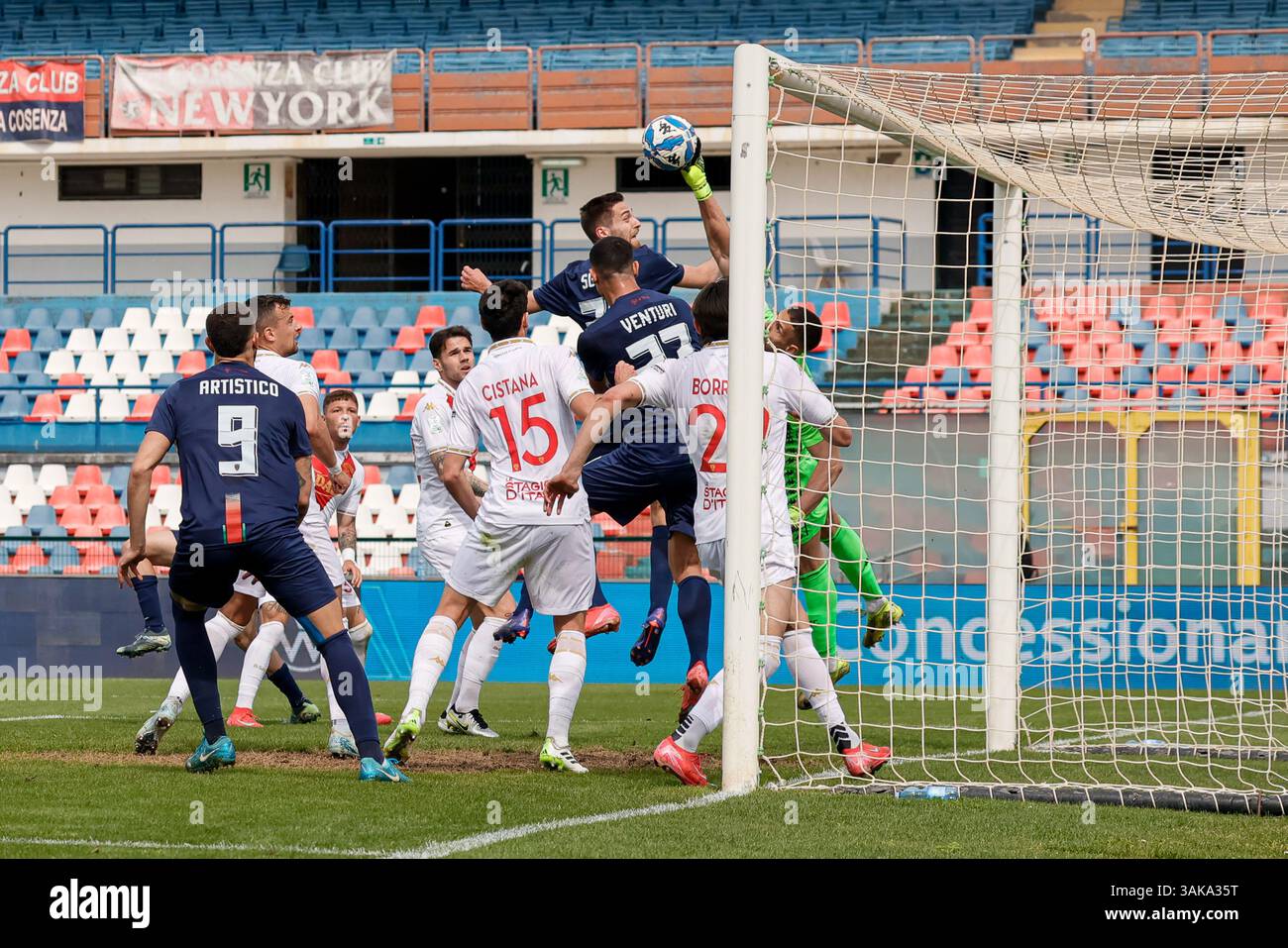 Cosenza, Italie. 12 avril 2025. Stade San Vito-Marulla : Luca Lezzerini (1 Brescia) intervient de manière décisive sur une tête gagnante de Filippo Sgarbi (29 Cosenza) lors du match de football Serie BKT entre Cosenza et Brescia au stade San Vito-Marulla, Cosenza, Italie. Francesco Farina/SPP (FRANCESCO FARINA/SPP) crédit : SPP Sport Press photo. /Alamy Live News Banque D'Images
