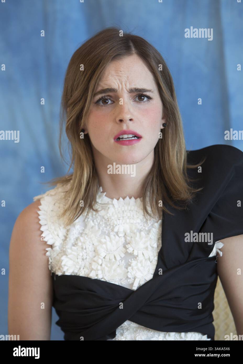5 mars 2017 - Hollywood, Californie, États-Unis - EMMA WATSON fait la promotion du film Disney « la beauté et la Bête ». Emma Charlotte Duerre Watson (née le 15 avril 1990) est une actrice, mannequin et militante britannique. Né à Paris et élevé dans l'Oxfordshire, Watson fréquente la Dragon School et suit une formation d'actrice à la branche d'Oxford du Stagecoach Theatre Arts Elle a pris de l'importance après avoir décroché son premier rôle professionnel d'actrice en tant qu'Hermione Granger dans la série de films Harry Potter, apparaissant dans les huit films Harry Potter de 2001 à 2011, avant d'avoir joué uniquement dans des pièces de théâtre scolaires. La franchise EA Banque D'Images