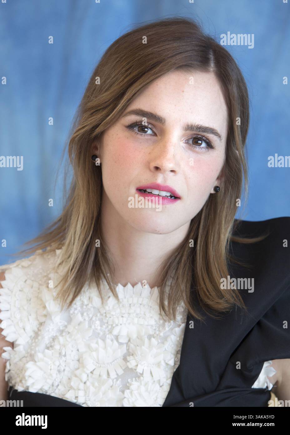 5 mars 2017 - Hollywood, Californie, États-Unis - EMMA WATSON fait la promotion du film Disney « la beauté et la Bête ». Emma Charlotte Duerre Watson (née le 15 avril 1990) est une actrice, mannequin et militante britannique. Né à Paris et élevé dans l'Oxfordshire, Watson fréquente la Dragon School et suit une formation d'actrice à la branche d'Oxford du Stagecoach Theatre Arts Elle a pris de l'importance après avoir décroché son premier rôle professionnel d'actrice en tant qu'Hermione Granger dans la série de films Harry Potter, apparaissant dans les huit films Harry Potter de 2001 à 2011, avant d'avoir joué uniquement dans des pièces de théâtre scolaires. La franchise EA Banque D'Images