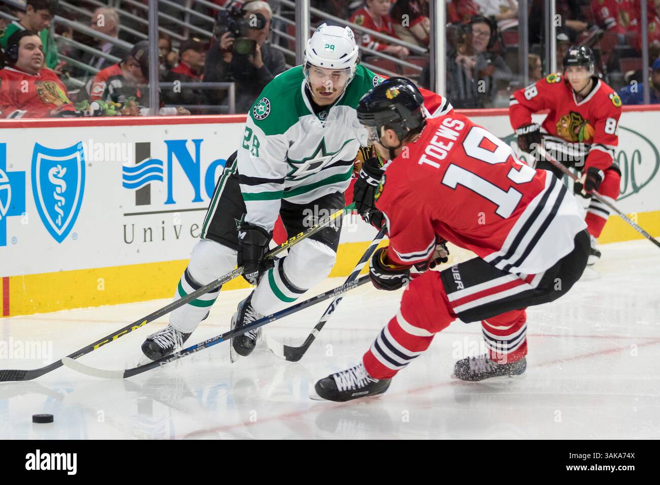 06 novembre 2016 : Chicago, Illinois, États-Unis - Blackhawk #19 Jonathan Toews et Star #28 Stephen Johns en action lors du match de la Ligue nationale de hockey entre les Blackhawks de Chicago et les Stars de Dallas au United Center à Chicago, il. (Image de crédit : &copy ; Mike Wulf/CSM via ZUMA Wire) Banque D'Images