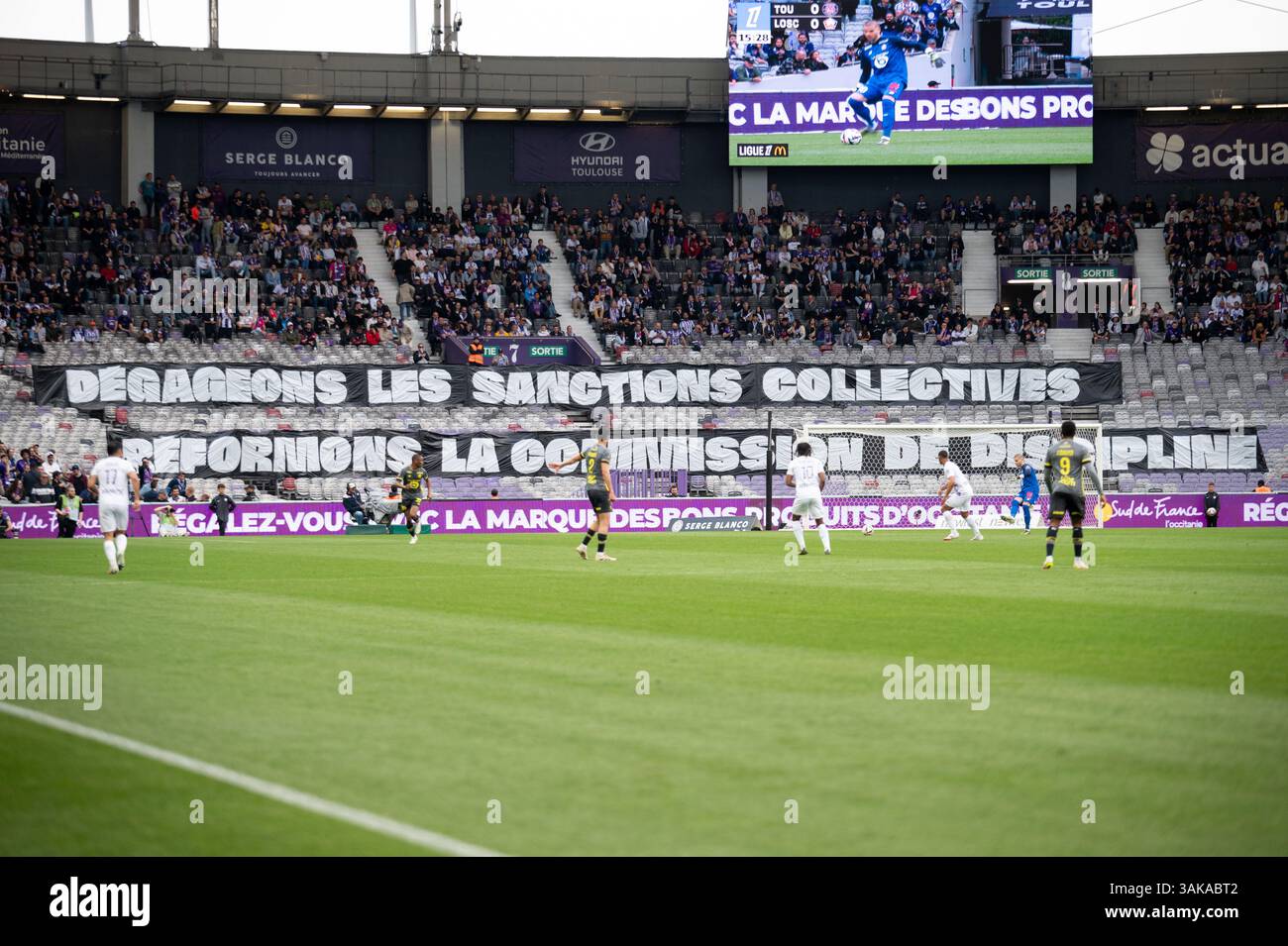 Toulouse, France. 12 avril 2025. Fans de Toulouse lors du match de football de Ligue 1 entre Toulouse FC et LOSC Lille le 12 avril 2025 au stade de Toulouse, France - photo Nathan Barange/DPPI crédit : DPPI Media/Alamy Live News Banque D'Images