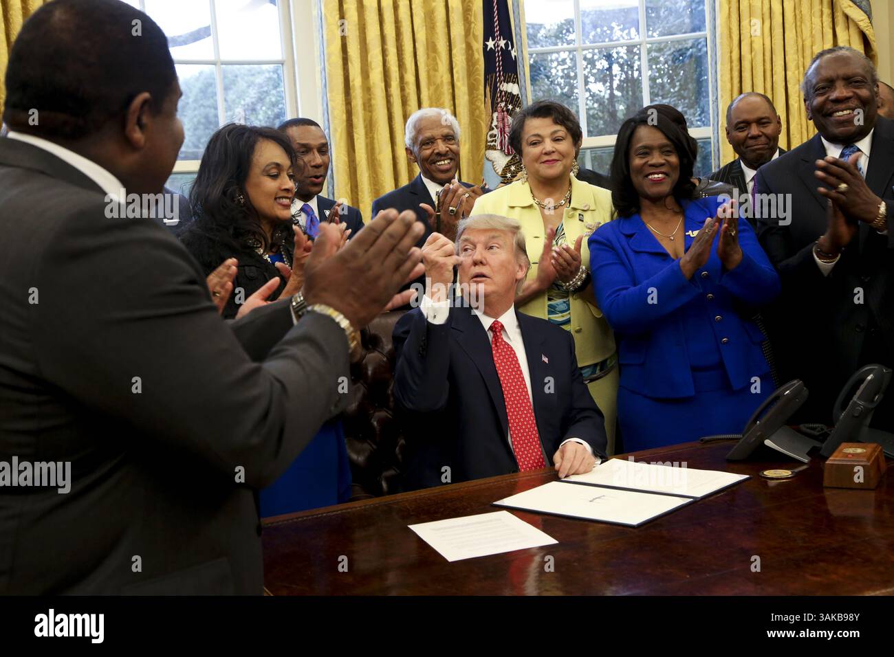 28 février 2017 - Washington, District of Columbia, États-Unis d'Amérique - le président des États-Unis Donald Trump donne un stylo après avoir signé le décret exécutif de HBCU pour soutenir les collèges et universités noires dans le Bureau ovale de la Maison Blanche, le 28 février 2017. . Crédit : Aude Guerrucci / piscine via CNP (crédit image : © Aude Guerrucci/CNP via ZUMA Wire) Banque D'Images
