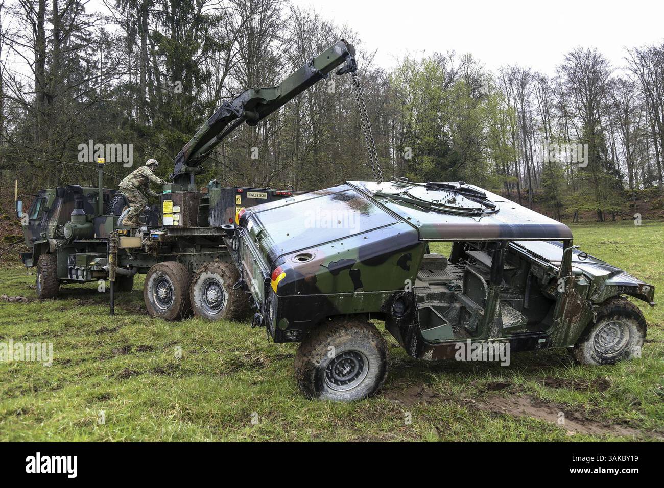 27 avril 2017 - Hohenfels, Bayern, Allemagne - Humvee Help. Des soldats lèvent un Humvee tout en effectuant un exercice de récupération de véhicule pendant la jonction Saber 17 dans la zone d'entraînement de Hohenfels du commandement de l'entraînement de l'armée, en Allemagne, le 27 avril 2017. L’exercice, qui comprend environ 4 500 participants de 13 pays partenaires de l’OTAN et de l’Europe, évalue l’état de préparation du régiment à mener des opérations terrestres unifiées. Photo de l'armée par le SPC Danielle Carver. (Crédit image : © SPC. Danielle Carver/DoD via ZUMA Wire/ZUMAPRESS.com) Banque D'Images