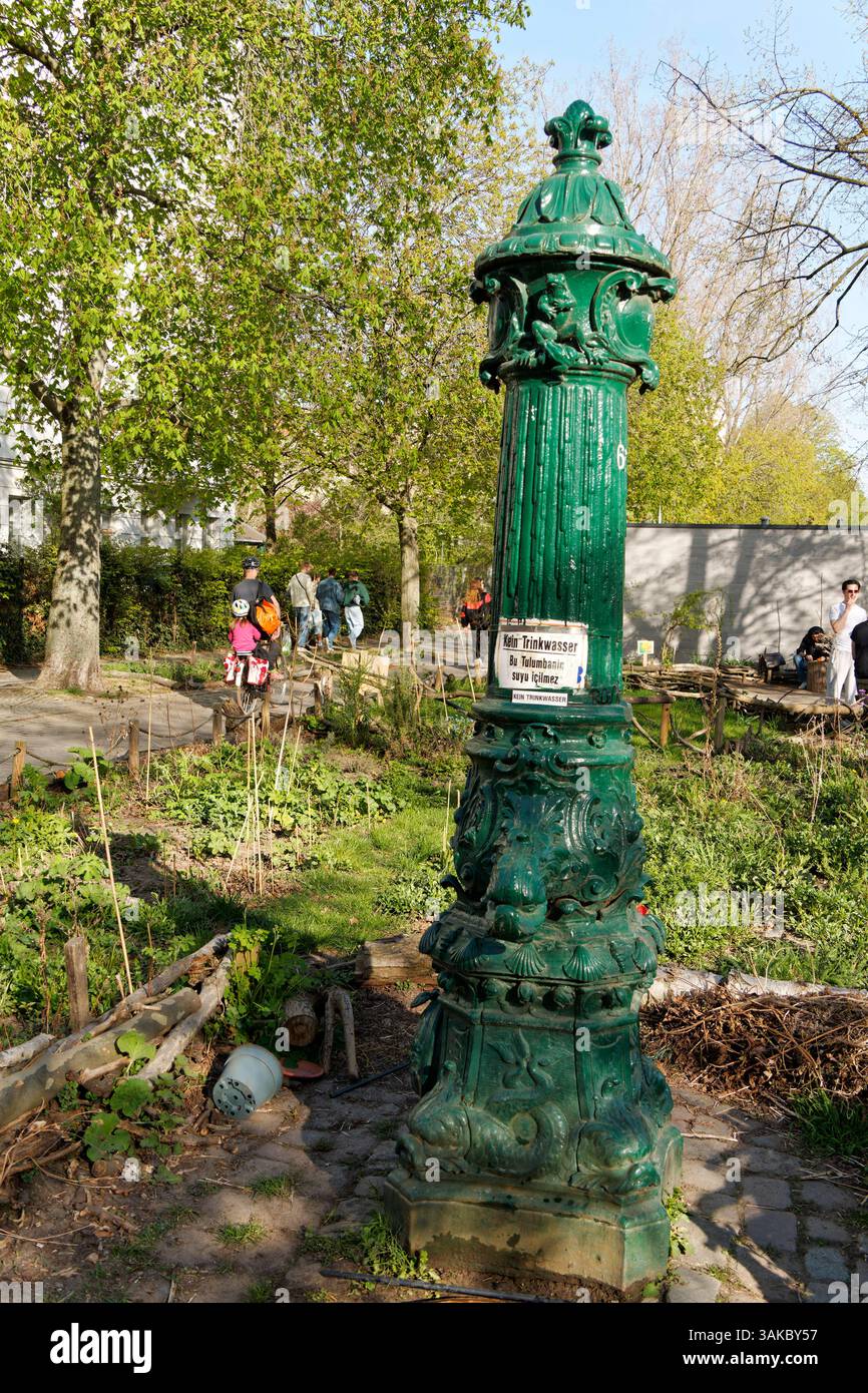 Frühling à Berlin, historische Wasserpumpe, Berliner Wasserpumpe, Paul-Lincke-Ufer, Kreuzberg, Berlin Frühling in Berlin, historische Wasserpumpe, Berliner Wasserpumpe, Paul-Lincke-Ufer, Kreuzberg, Berlin *** printemps à Berlin, pompe à eau historique, pompe à eau Berlin, Paul Lincke Ufer, Kreuzberg, Berlin Spring à Berlin, pompe à eau historique, pompe à eau Berlin, Paul Lincke Ufer, Kreuzberg, Berlin Banque D'Images