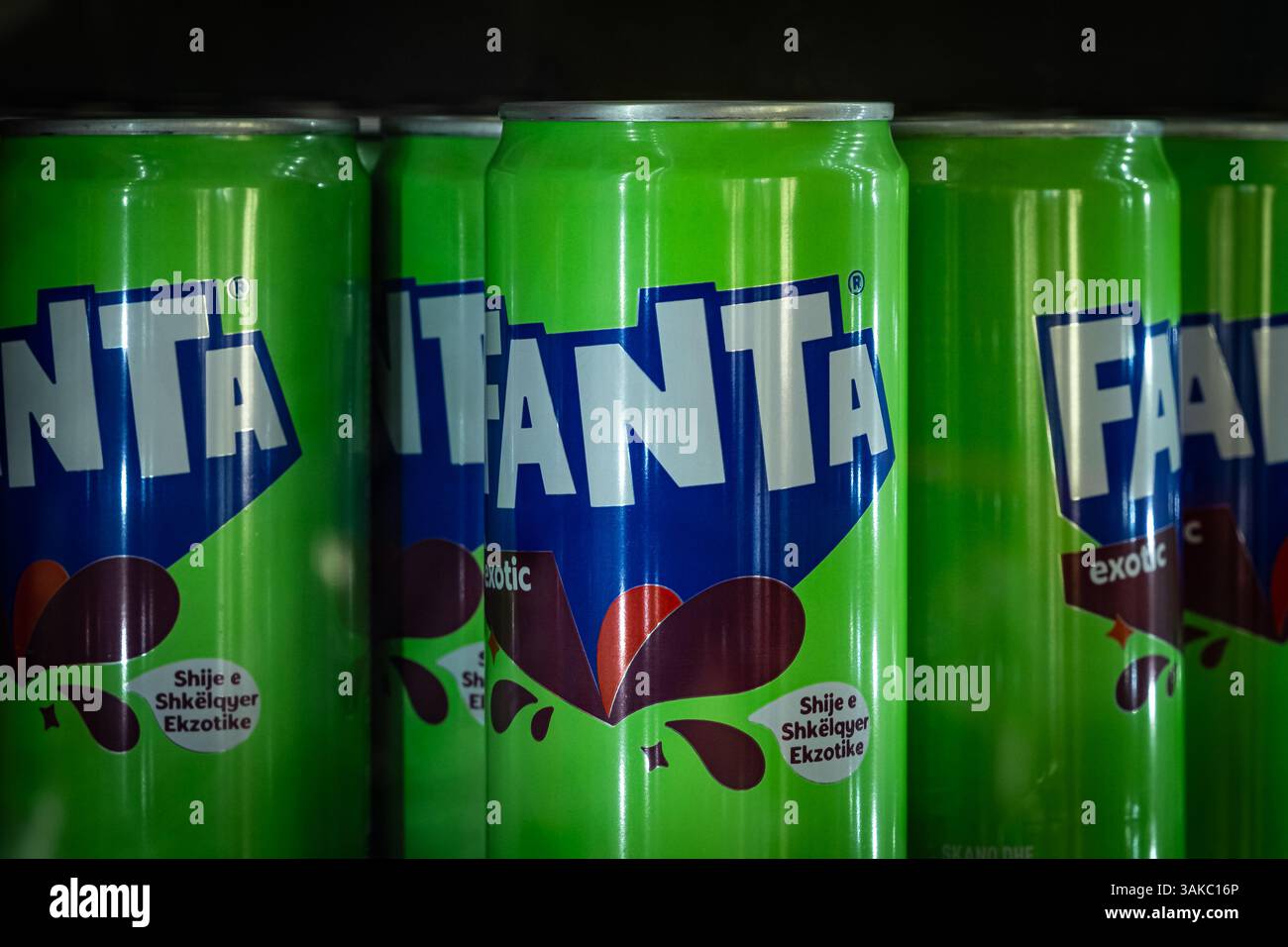 Canettes de soda en aluminium de la marque verte Fanta exotique dans un réfrigérateur commercial. Une vue de style européen Fanta soda, saveur tropicale sur les étagères de su Banque D'Images