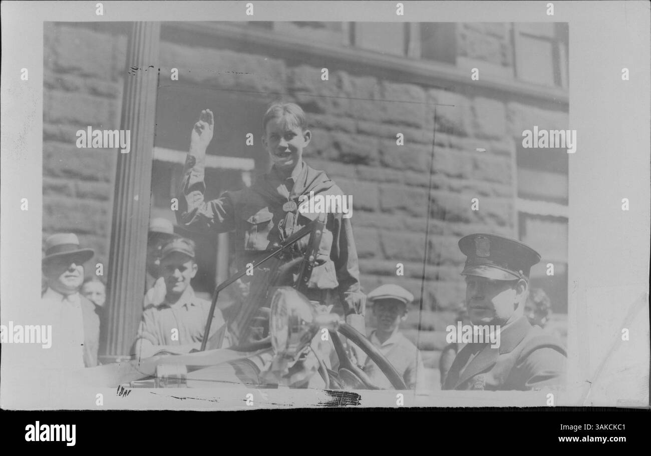 Robert R. Mead, un éclaireur de 14 ans de l'Excelsior, a remporté le concours de rédaction de Tribune « ce que Lindbergh signifie pour moi » et a participé au défilé accueillant le colonel Charles Lindbergh de retour au Minnesota. Banque D'Images