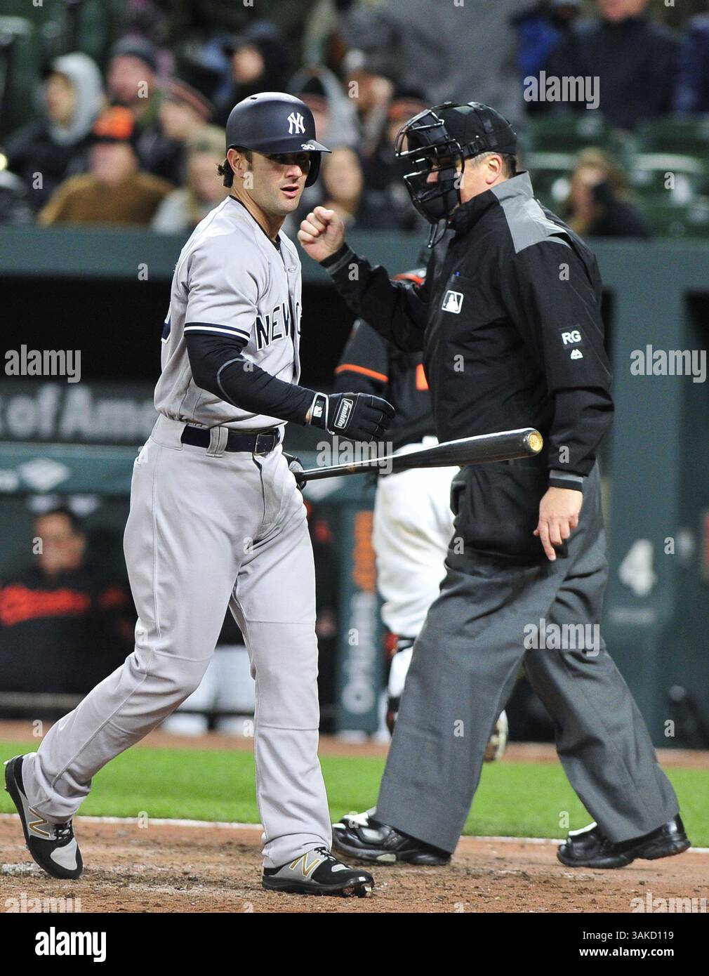 7 avril 2017 - Baltimore, Maryland, États-Unis d'Amérique - L'arbitre Mike DiMuro (16) signale ''out'' après Pete Kozma (30), arrêt court des Yankees de New York, qui s'est balancé et a manqué lors d'un pitch pour la troisième grève et troisième sortie du haut de la huitième manche contre les Orioles de Baltimore à Oriole Park à Camden Yards à Baltimore, MD, vendredi 7 avril 2017. Les Orioles ont gagné le match 6 - 5..crédit : Ron Sachs / CNP. (Crédit image : © Ron Sachs/CNP via ZUMA Wire) Banque D'Images