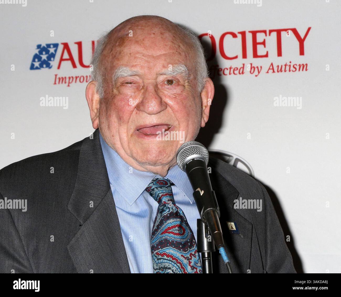 23 avril 2017 - Orange, CA, États-Unis - LOS ANGELES - 23 avril : Ed Asner au 1er Festival international du film AutFest à l'AMC Orange 30 le 23 avril 2017 à Orange, CA (crédit image : © Kathy Hutchins/Newscom via ZUMA Press) Banque D'Images