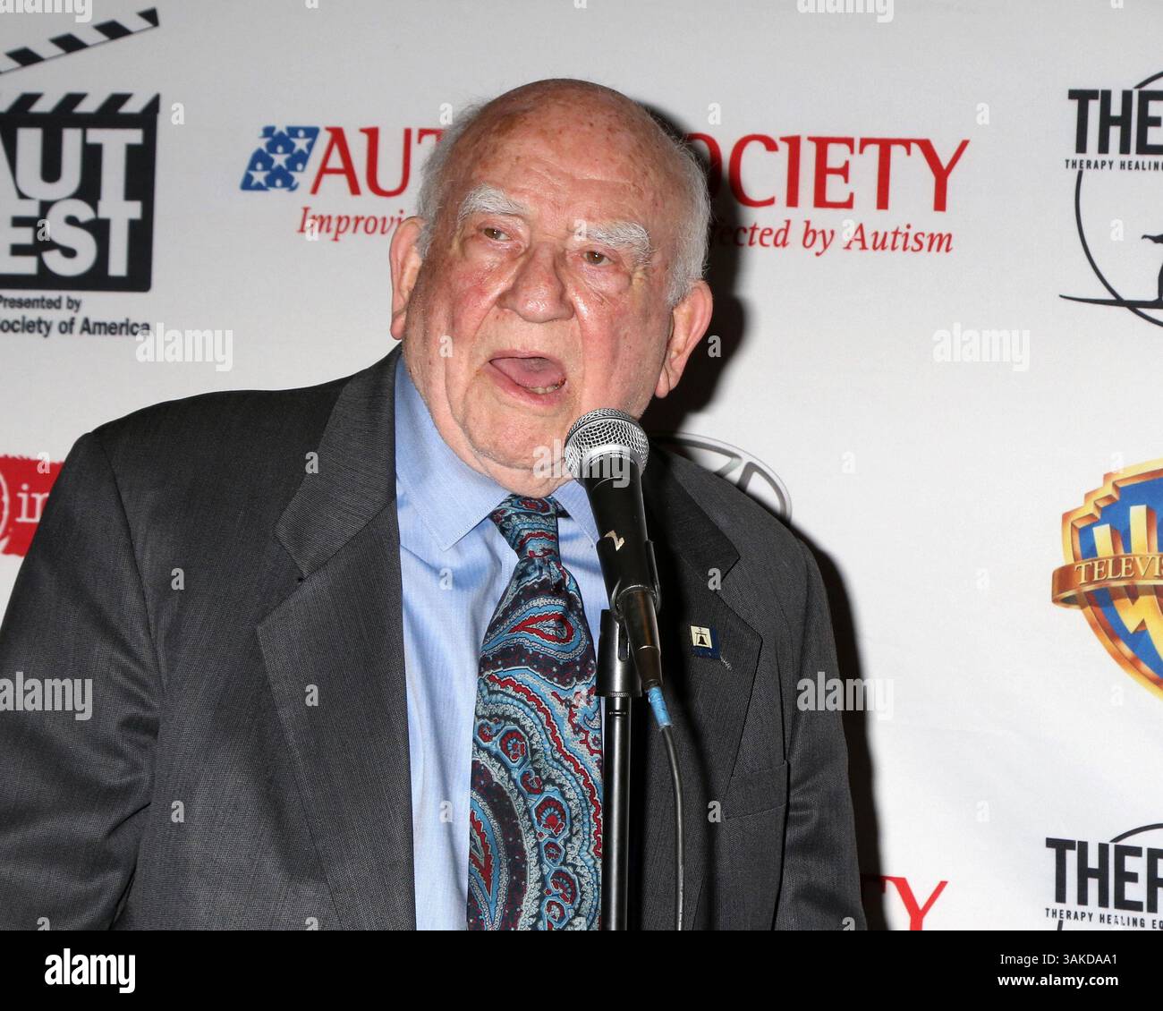 23 avril 2017 - Orange, CA, États-Unis - LOS ANGELES - 23 avril : Ed Asner au 1er Festival international du film AutFest à l'AMC Orange 30 le 23 avril 2017 à Orange, CA (crédit image : © Kathy Hutchins/Newscom via ZUMA Press) Banque D'Images
