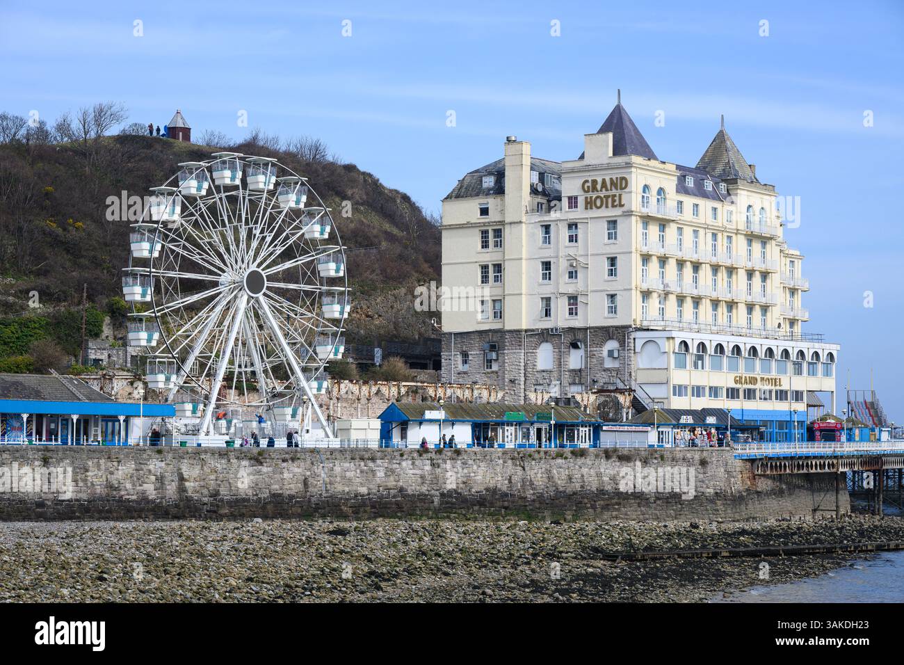 Llandudno, pays de Galles, Royaume-Uni - 20 mars 2025 ; Llandudno Pier Ferris Wheel et le Grand Hotel sur la côte nord du pays de Galles Banque D'Images