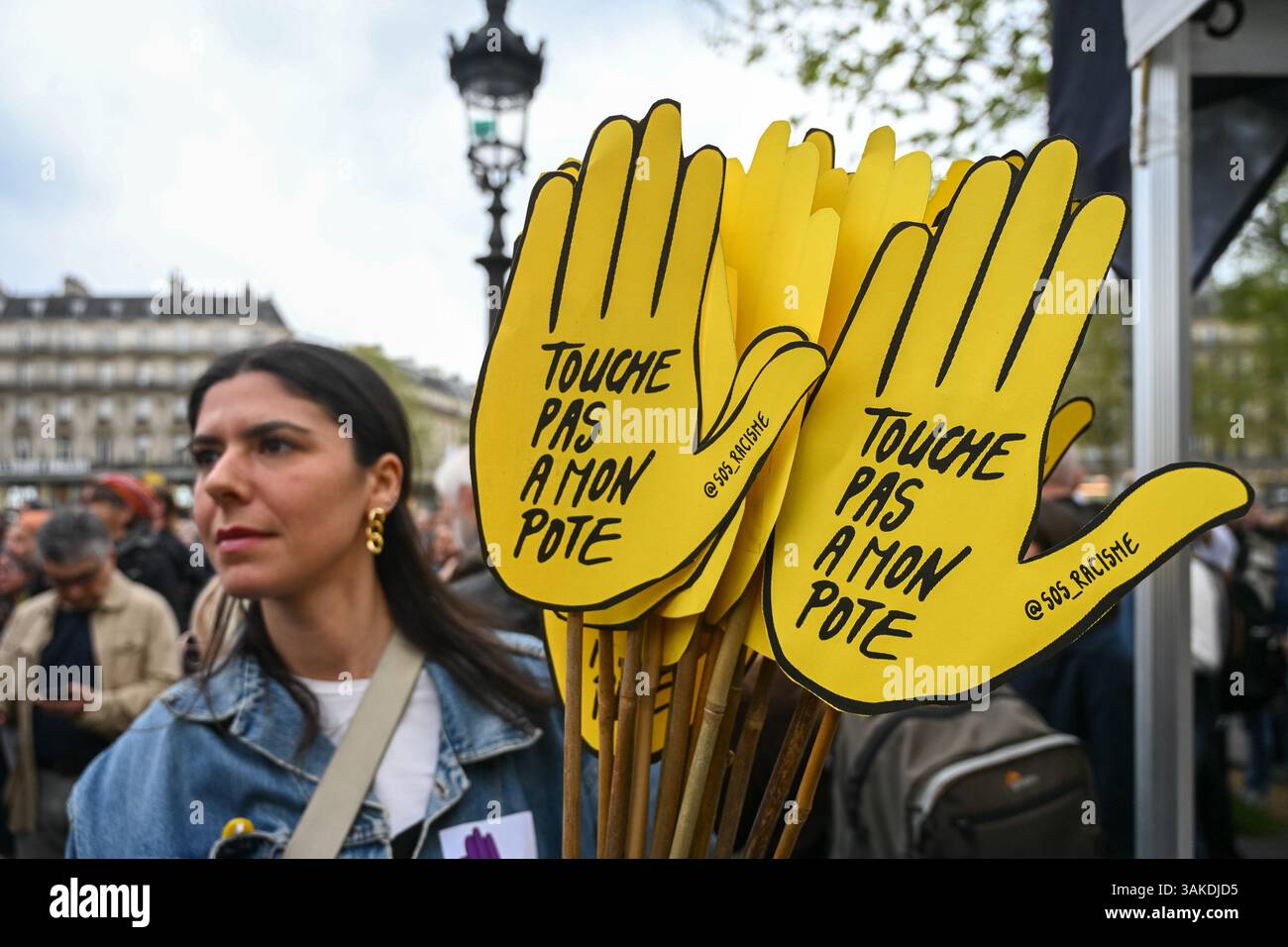 Paris, France. 12 avril 2025. Le logo SOS racisme lors du rassemblement pour l'Etat de droit place de la République, 12 avril 2025 - 12/04/2025 - France/Ile-de-France (région)/Paris - Julien Mattia/le Pictorium crédit : LE Pictorium/Alamy Live News Banque D'Images