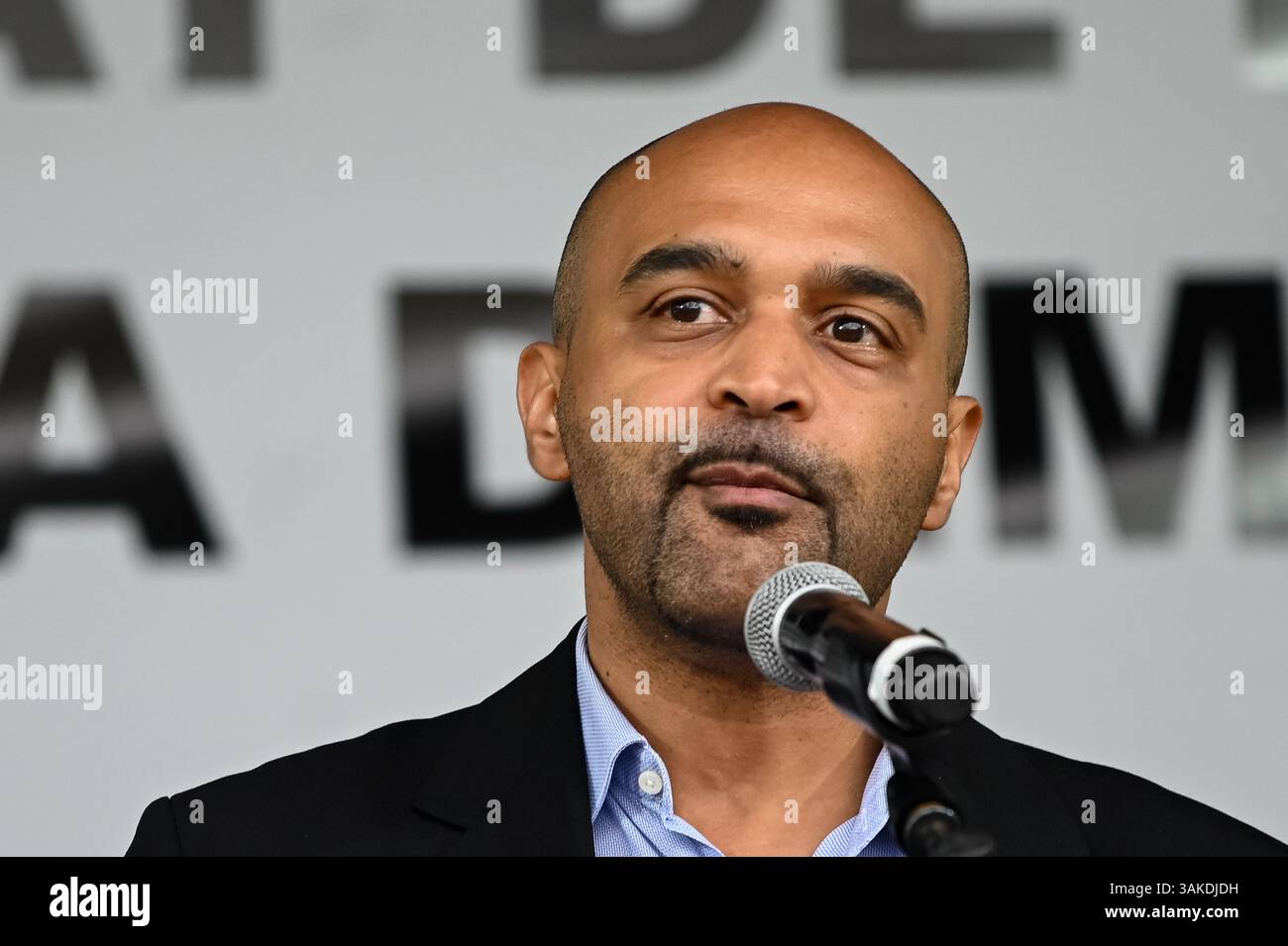Paris, France. 12 avril 2025. Discours du Président de SOS racisme, Dominique Sopo, lors du rassemblement pour l'Etat de droit place de la République, 12 avril 2025 - 12/04/2025 - France/Ile-de-France (région)/Paris - Julien Mattia/le Pictorium crédit : LE Pictorium/Alamy Live News Banque D'Images