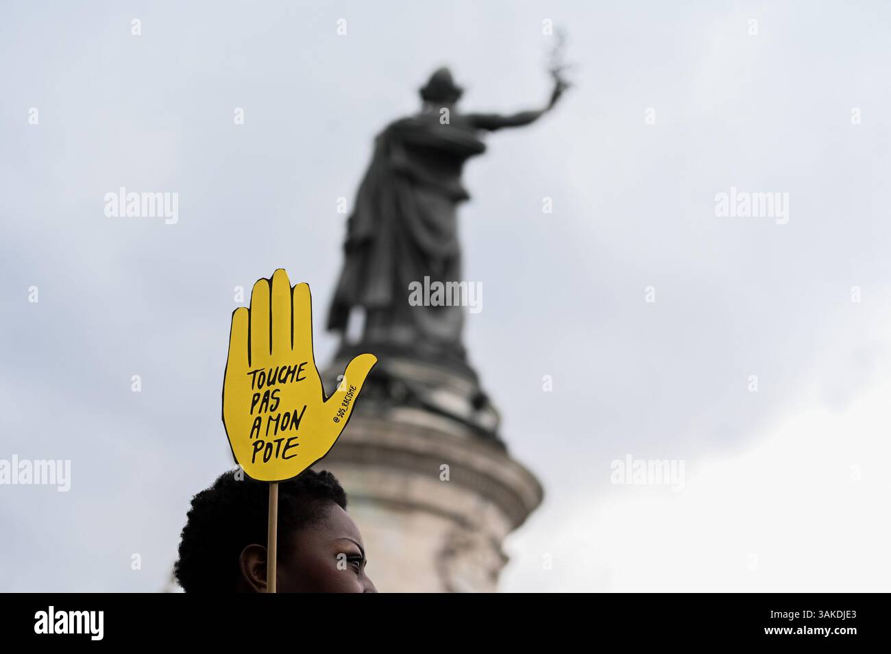 Paris, France. 12 avril 2025. Le logo SOS racisme lors du rassemblement pour l'Etat de droit place de la République, 12 avril 2025 - 12/04/2025 - France/Ile-de-France (région)/Paris - Julien Mattia/le Pictorium crédit : LE Pictorium/Alamy Live News Banque D'Images