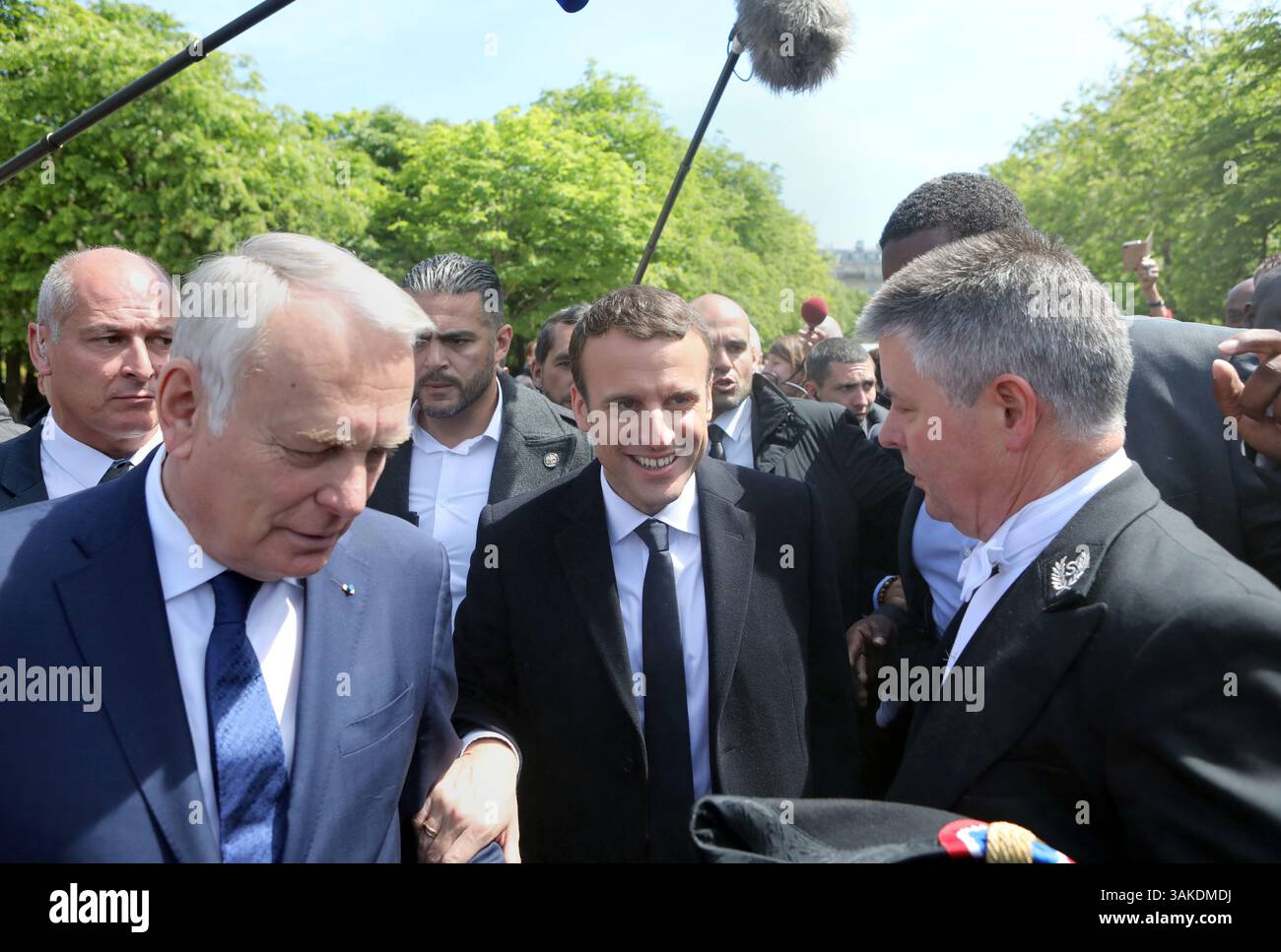 10 mai 2017 - Paris, FRANCE - le président élu Emmanuel Macron discute avec l'ancien premier ministre Jean-Marc Ayrault (à gauche) au jardin du Luxembourg à Paris le 10 mai 2017. Macron prêtera serment à la tête de l'Etat dimanche prochain. (Crédit image : © Maya Vidon-White via ZUMA Wire) Banque D'Images