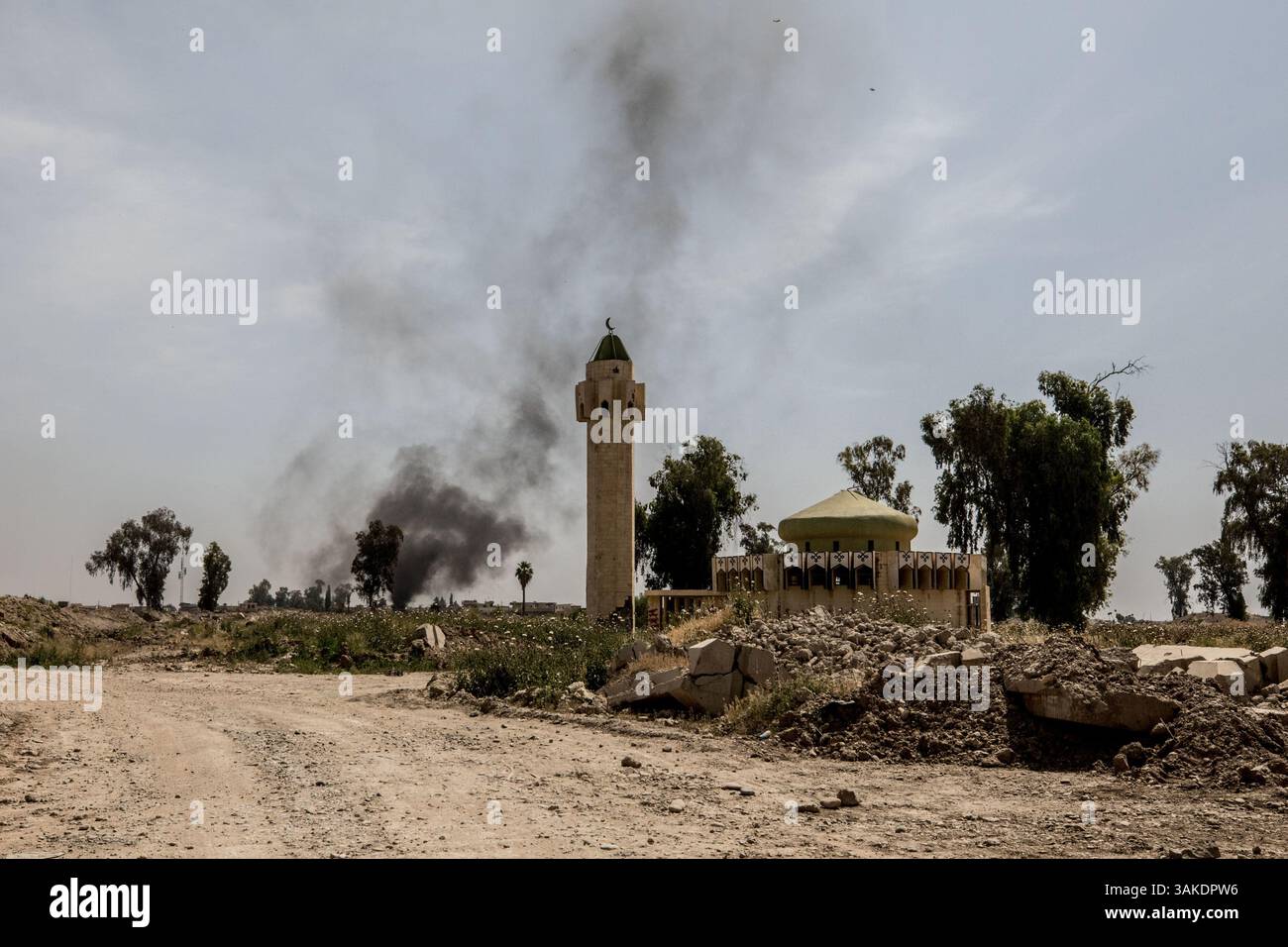 9 mai 2017 - West Mossoul, province de Ninive, Irak - Une mosquée sert de toile de fond à une frappe aérienne. West Mossoul, Irak. (Crédit image : © Gabriel Romero via ZUMA Wire) Banque D'Images