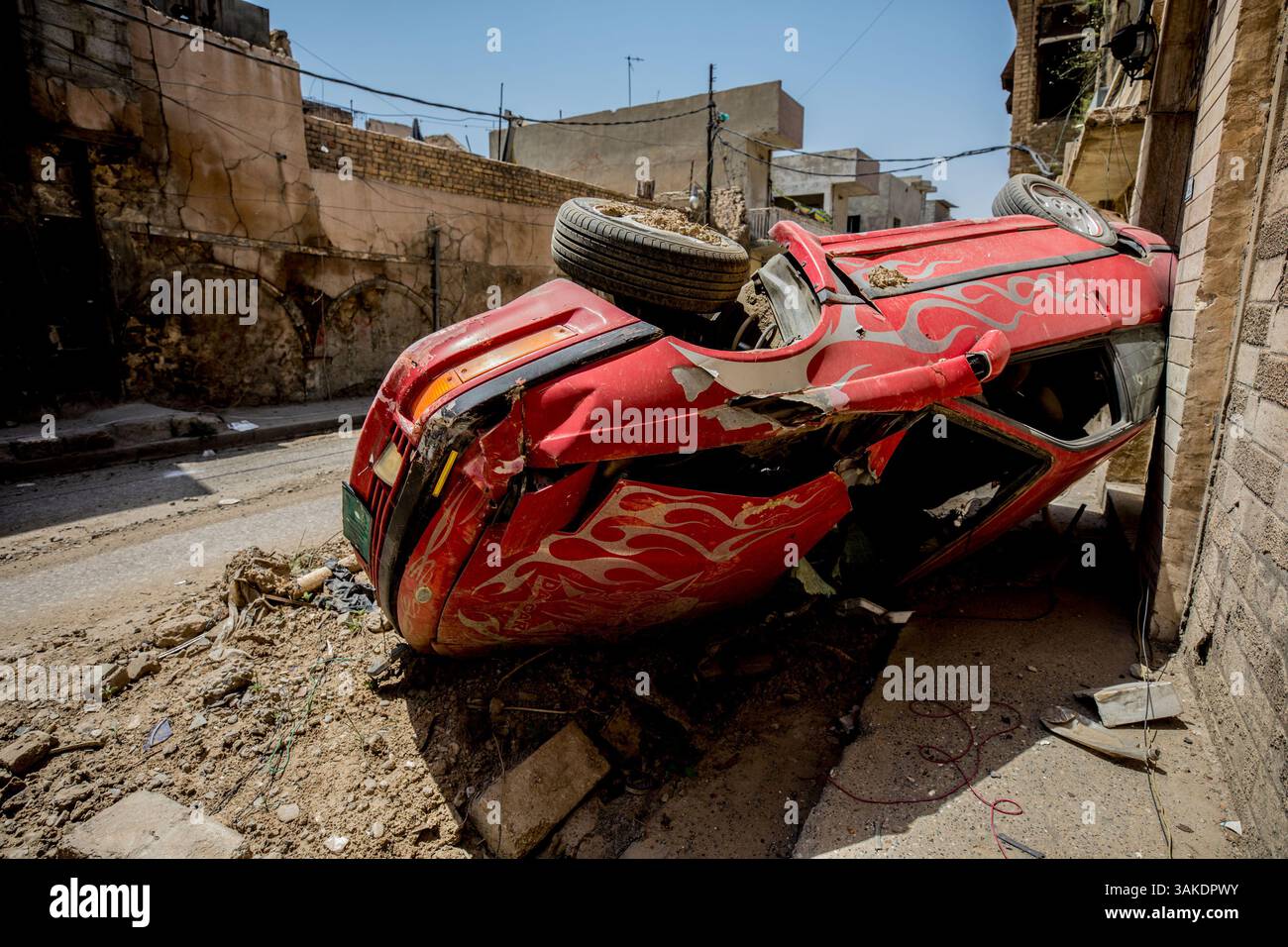 9 mai 2017 - West Mossoul, province de Ninive, Irak - L'épave renversée d'une voiture. West Mossoul, Irak. (Crédit image : © Gabriel Romero via ZUMA Wire) Banque D'Images