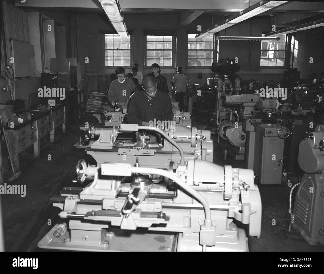 En janvier 1965, de nouveaux tours ont été introduits à North High School dans le cadre d'un programme de construction visant à améliorer les installations scolaires. Cette modernisation visait à améliorer les capacités de formation professionnelle de l'école, en particulier dans les domaines de l'usinage et du travail des métaux. Banque D'Images