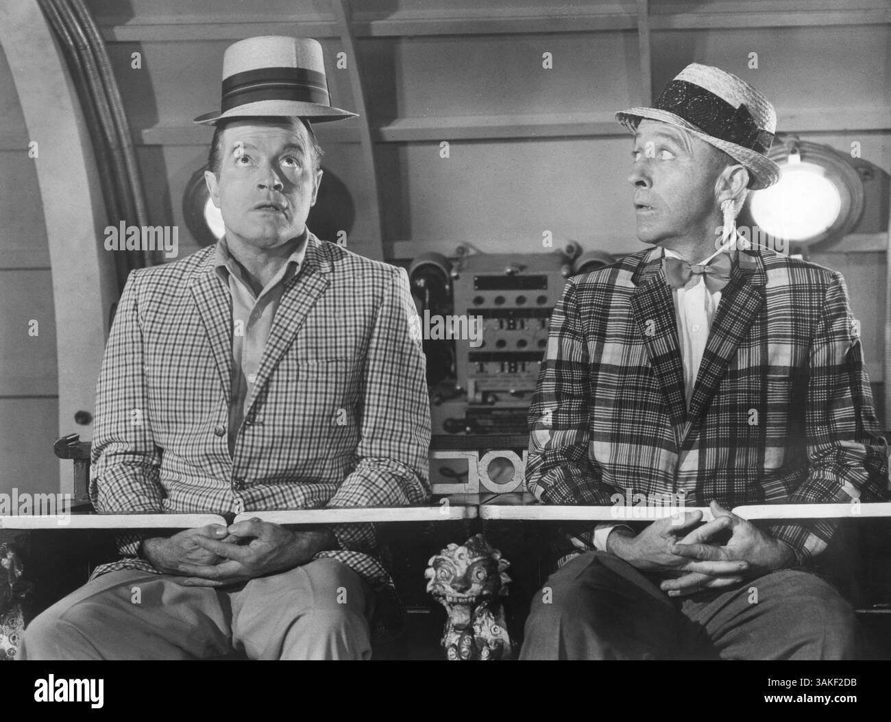 7 mars 2017 - Bob Hope et Bing Crosby, sur le plateau du film, la route de Hong Kong, 1962 (crédit image : © JT Vintage/Glasshouse via ZUMA Wire) Banque D'Images