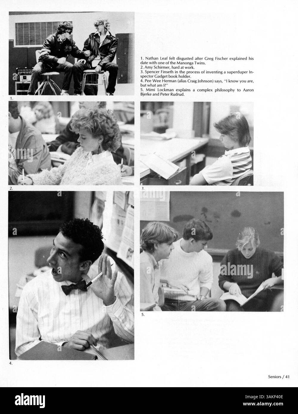 Cet annuaire annuel du lycée met en lumière les réalisations, les clubs et l'athlétisme à Washburn High School au cours de l'année scolaire 1985-1986, marquant le 60e anniversaire du Wahian. Banque D'Images