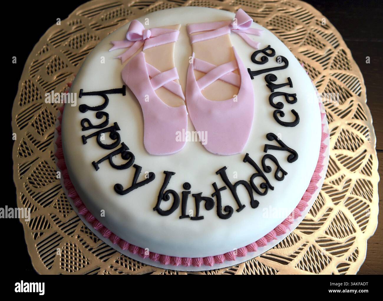 17 avril 2017 - Fresno, CA, États-Unis - gâteau d'anniversaire pour Carla Morales-Mendoza, 6 ans, fait par Megan Mitsuoka, ambassadrice de Cake 4 Kids. Carla a demandé la décoration de la chaussure de ballerine. (Crédit image : © John Walker/TNS via ZUMA Wire) Banque D'Images