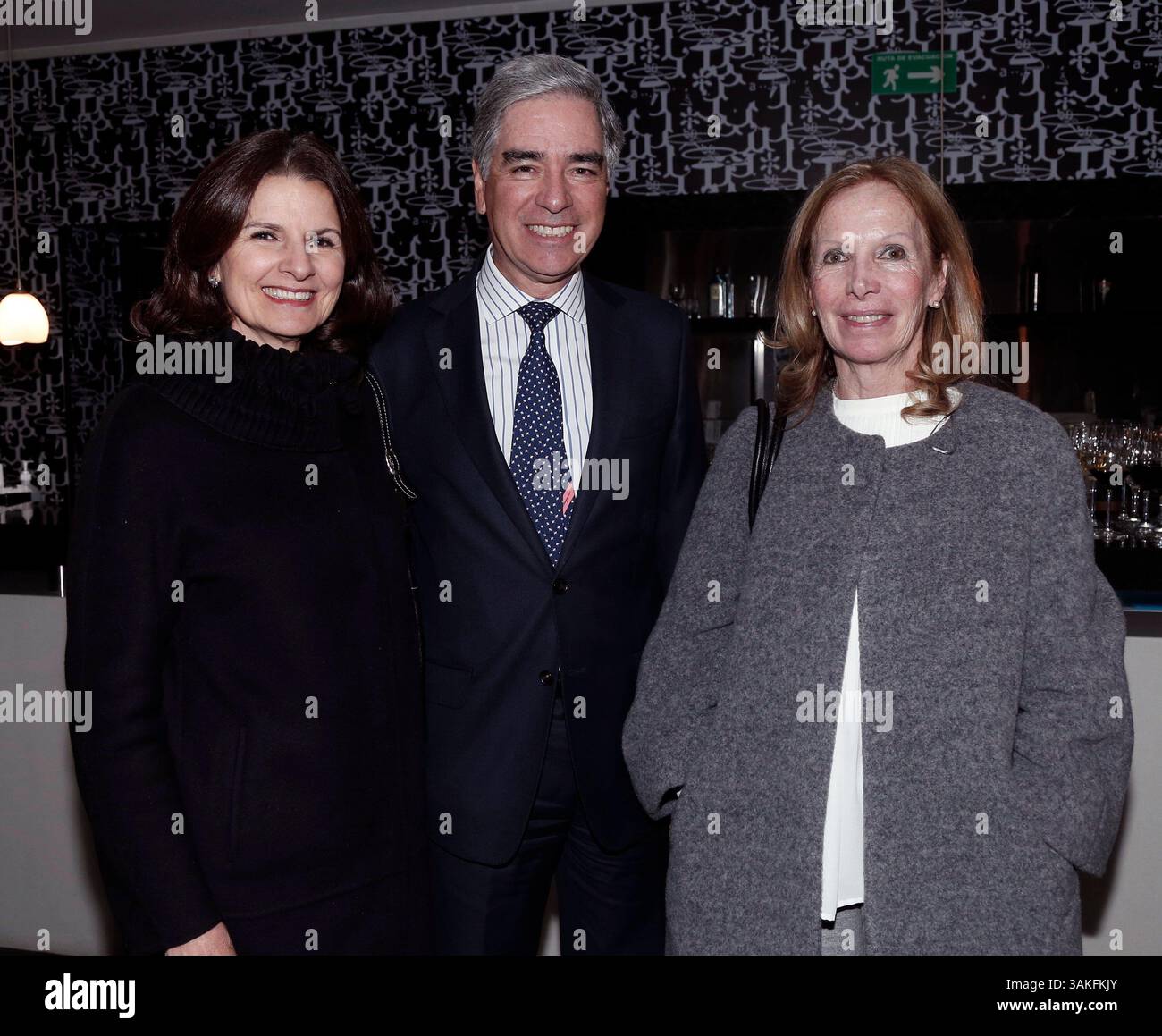 5 mai 2017 - Colombie - BogotÃÂ Abril 28 de 2017. En el Teatro Roberto Arias Perez de Colsubventionndio se inauguro la obra musical Annie la huerfanita, de Misi Produccio0nes. En la foto Ana Maria de Perez, Carlos Perez y Victoria Fleing. Foto NÃÂ©stor GÃÂ³mez - El Tiempo. Estreno obra Annie la Huerfanita. CrÃÂ©dito : CEET. FotÃÂ³grafo : NESTOR GÃâ€œMEZ (crédit image : © El Tiempo/GDA via ZUMA Wire) Banque D'Images