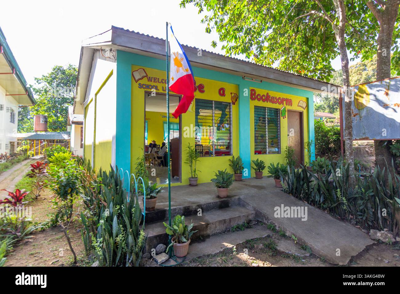 Une bibliothèque d'école primaire publique à Batangas, aux Philippines, où les élèves accèdent à des livres et développent l'alphabétisation précoce dans un cadre communautaire Banque D'Images