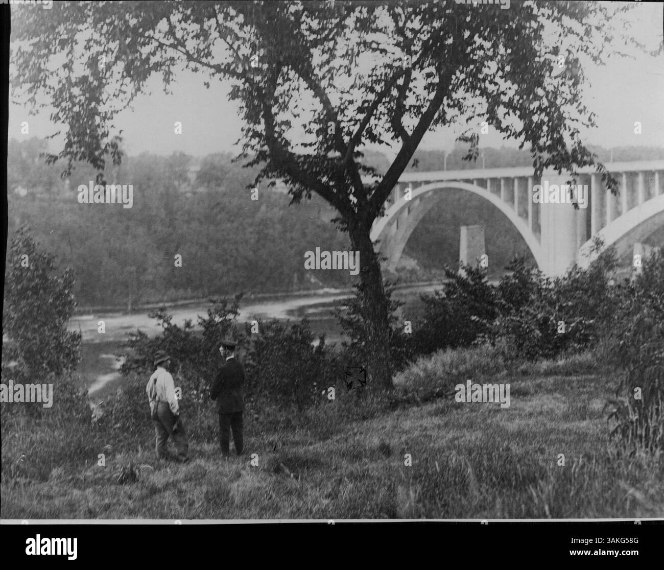 Le corps de James McMahan, victime d'un meurtre, a été retrouvé près d'une chute de 30 pieds sur le fleuve Mississippi. Le corps a été découvert par la police au bord de la Twenty-Seventh Street et West River Boulevard, partiellement dissimulé par des broussailles et des mauvaises herbes. Son crâne avait été fracturé par un pied de biche. L'affaire est en cours d'enquête. Banque D'Images Le corps de James McMahan, victime d'un meurtre, a été retrouvé près d'une chute de 30 pieds sur le fleuve Mississippi. Le corps a été découvert par la police au bord de la Twenty-Seventh Street et West River Boulevard, partiellement dissimulé par des broussailles et des mauvaises herbes. Son crâne avait été fracturé par un pied de biche. L'affaire est en cours d'enquête. Banque D'Images