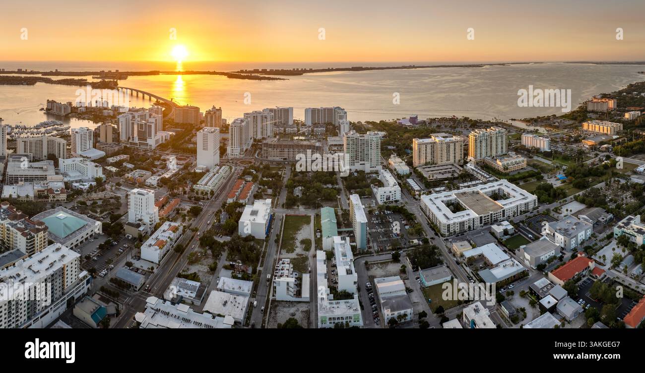 Vue au-dessus de la ville de Sarasota, Floride avec des immeubles de bureaux en hauteur en bord de mer et John Ringling Causeway menant du centre-ville à l'Armands Key Banque D'Images
