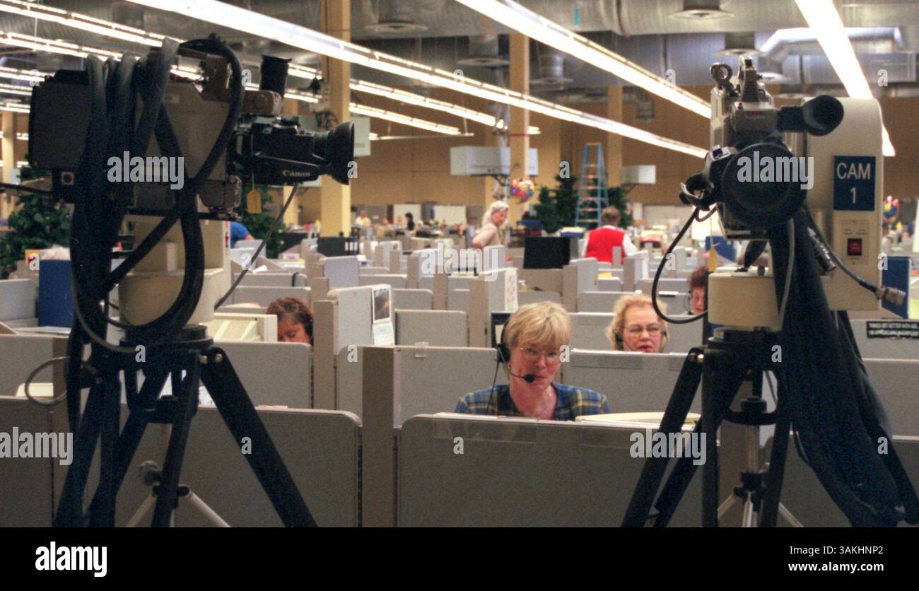 Oct. 20, 1997 - créé Petersburg, Florida, U.S. - créé Petersburg - - LÉGENDE INFO : #2) Une banque d'opérateurs prend les commandes des clients du Home Shopping Network. HSN compte environ 4000 employés, dont 3000 travaillent au complexe de Pétersbourg. De nombreux décors de scène sont dispersés dans l'un des bâtiments du complexe. On estime que le réseau est capable de transmettre son signal à 70 millions de foyers, et environ 25 000 colis sont expédiés chaque jour aux clients. - - Times photo par : Al Hogue - - histoire par : Biz - - SCANNÉ PAR : agh - - DATE D'EXÉCUTION : 10/20/97 (crédit image : © Al Hogue/Tampa Bay Tim Banque D'Images