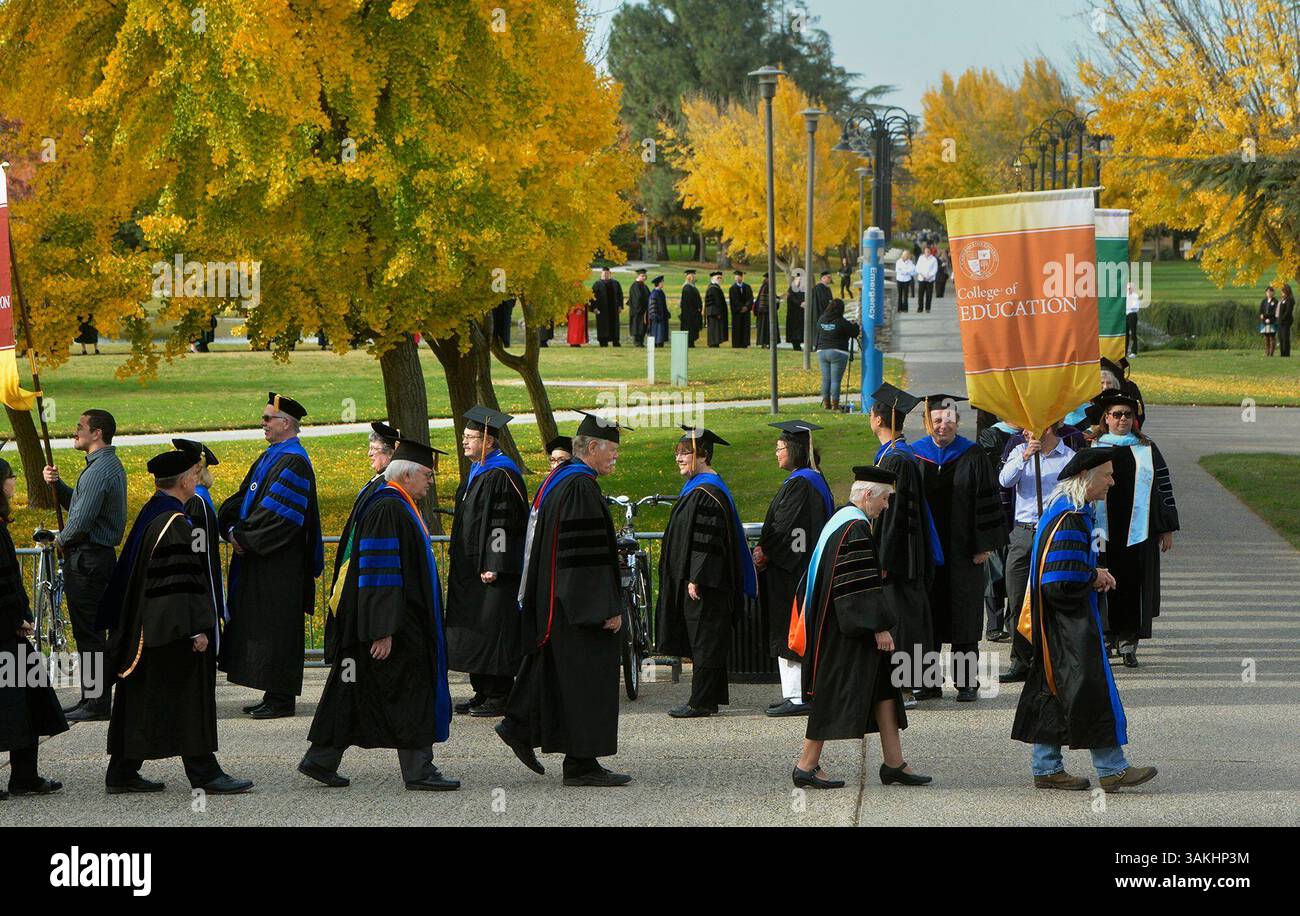 22 novembre 2013 - Turlock, Californie, États-Unis - la procession académique fait leur chemin au gymnase. L'investiture du Dr Joseph Sheley en tant que dixième président de la CSU, Stanislaus a eu lieu au Ed and Bertha Fitzpatrick Stadium, le 22 novembre 2013. (Crédit image : Debbie Noda/Modesto Bee/ZUMAPRESS.com) Banque D'Images