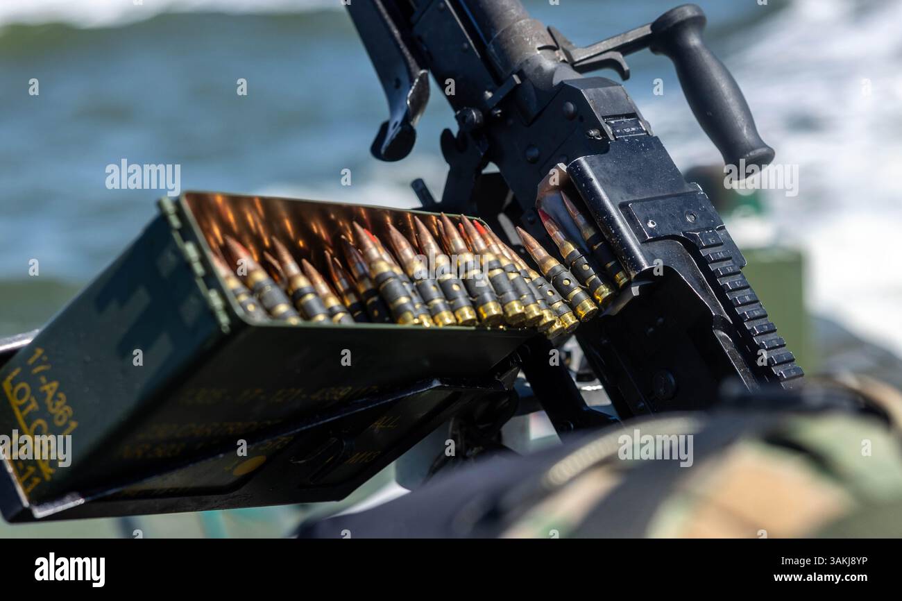 Une mitrailleuse M240B est chargée de munitions de 7,62 mm lors d'un exercice tactique de tir réel sur Bombing Target 9, Caroline du Nord, le 8 avril 2025. Les champs périphériques et les cibles de bombardement de MCAS Cherry point offrent des environnements d’entraînement uniques et stratégiquement vitaux, permettant au Royal Netherlands Marine corps de mener des exercices de tir réel mer-mer qui améliorent la compétence opérationnelle et la préparation à la mission. (Photo du corps des Marines des États-Unis par le sergent Jade Farrington) Banque D'Images