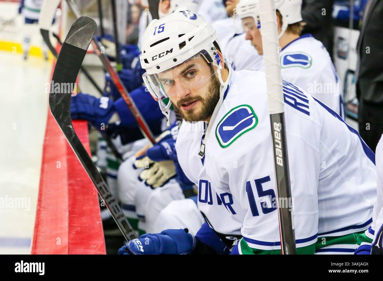 Dec. 1, 2013 - Raleigh, Caroline du Nord, U. S - Centre des Canucks de Vancouver Brad Richardson (15 ans) lors du match de la LNH entre les Canucks de Vancouver et les Hurricanes de Caroline au PNC Arena. Les Canucks de Vancouver ont battu les Hurricanes de Caroline 3-2. (Crédit image : © Andy Martin Jr./ZUMAPRESS.com) Banque D'Images