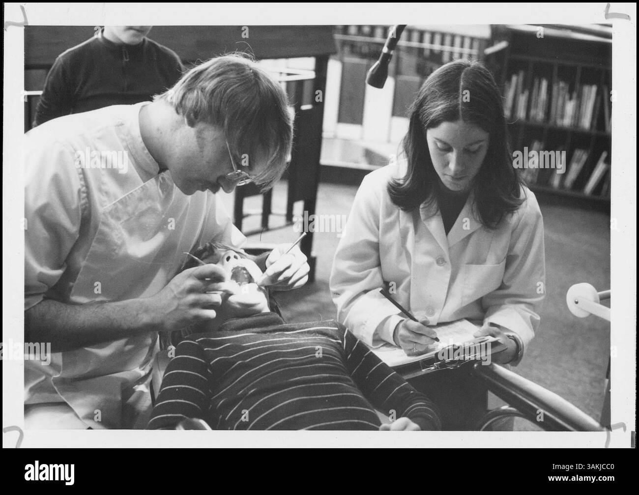 L'École de dentisterie de l'Université du Minnesota offre une éducation dentaire gratuite et un traitement préventif aux étudiants de l'École Lyndale dans le cadre d'un programme de sensibilisation à la santé. Banque D'Images