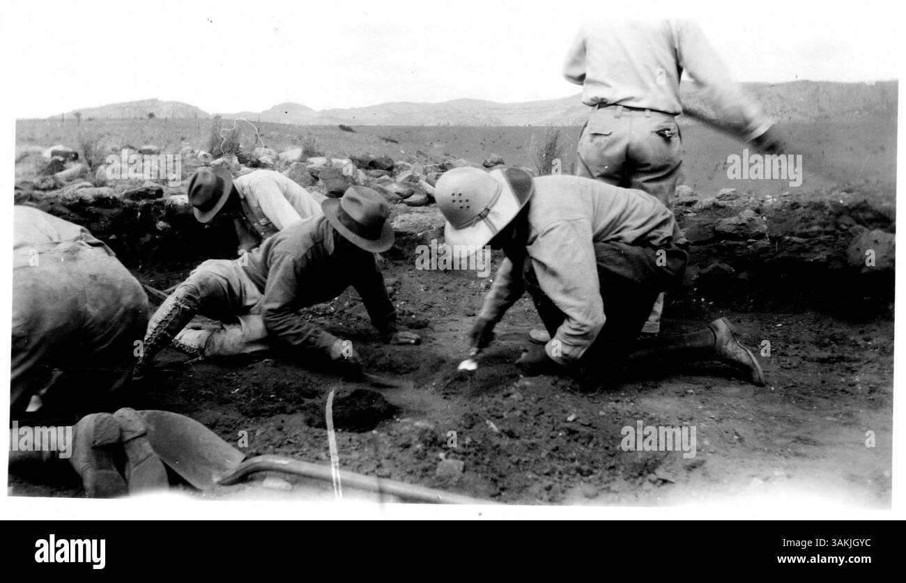 Albert Jenks et Lloyd Wilford ont participé à l'expédition archéologique de l'Institut des Arts de Minneapolis dans la vallée des Mimbres au Nouveau-Mexique, où ils ont participé à des fouilles et à l'étude de la culture ancienne des Mimbres. Banque D'Images