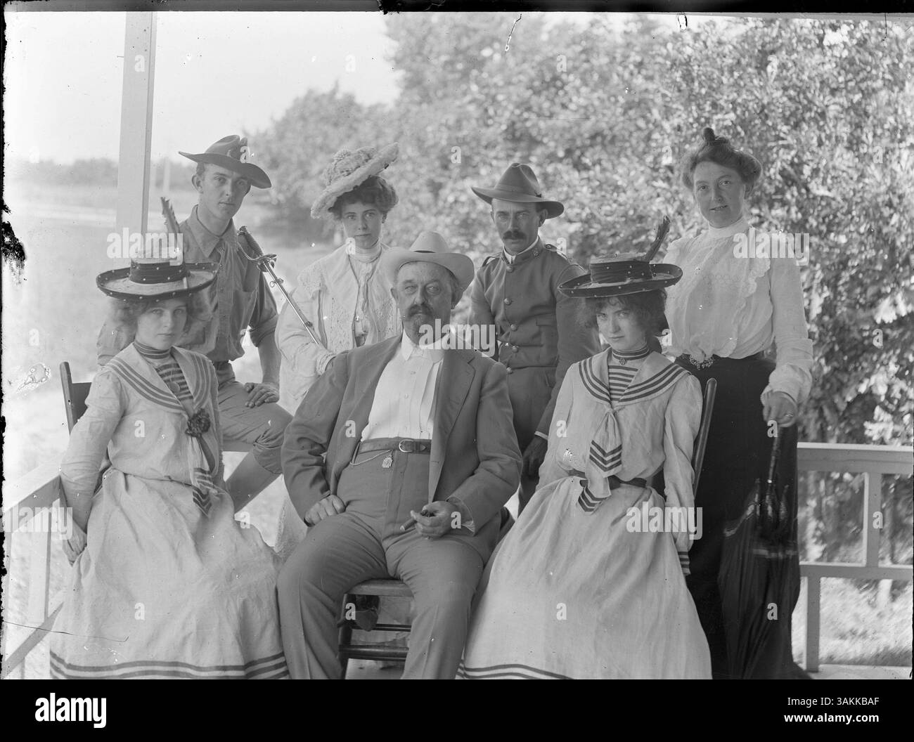 Le capitaine C.C. Whitney se tient debout avec sa femme, ses trois filles et son fils, accompagné du capitaine Hartley (au centre arrière). La photo représente une réunion de famille. Banque D'Images