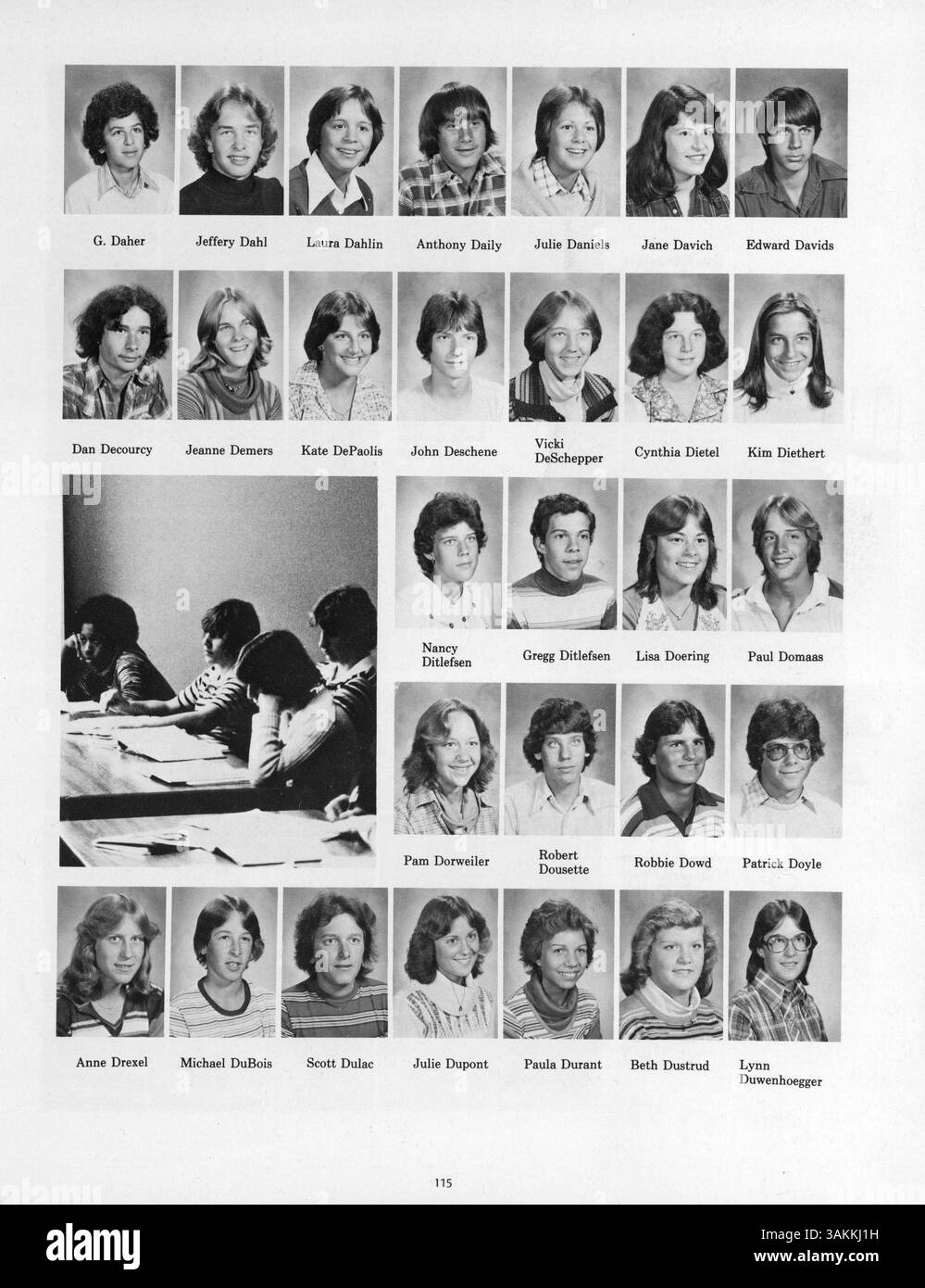Cet annuaire 1978 de Park Center High School capture l'essence de la vie étudiante, y compris les réalisations scolaires, l'athlétisme, les événements sociaux et les activités parascolaires de l'année scolaire 1977-1978. Banque D'Images