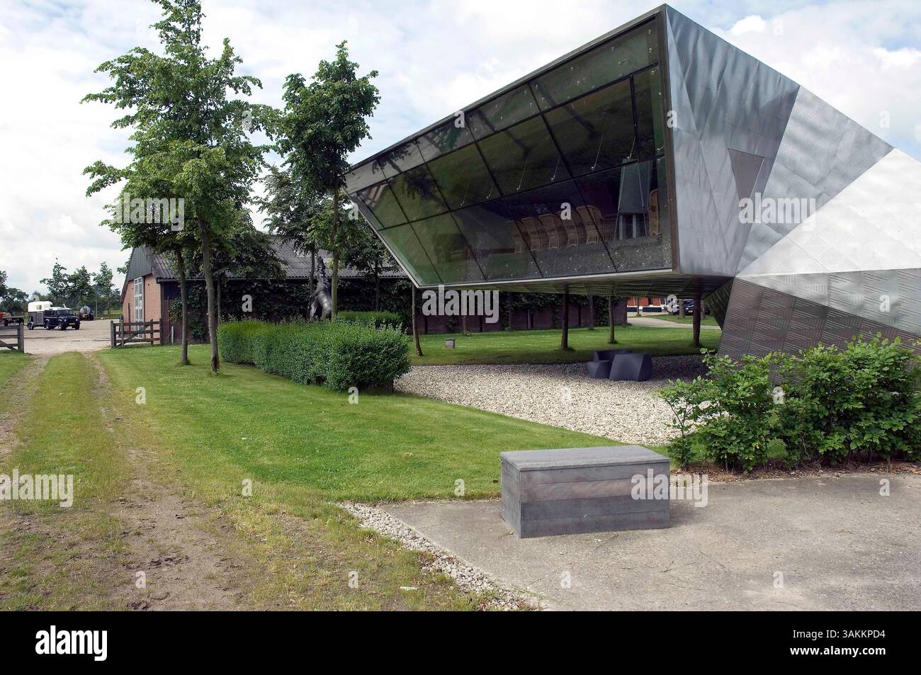 28 mai 2009 - Vreeland, pays-Bas - ancienne forteresse dans le village de Vreeland. Le célèbre architecte hollandais Ben van Berkel a conçu dans l'ordre du très riche courtier Zadelhoff il y a quelques années un poste d'observation futuriste. La Nieuwe Hollandse Waterlinie (Nouvelle ligne de flottaison néerlandaise) a été utilisée comme ligne de défense militaire et a été établie comme anneau de protection d'environ 85 km de long et 3,5 km de large autour des villes néerlandaises de Muiden, Utrecht, Vreeswijk et Gorinchem. Elle fut la principale ligne de défense néerlandaise de 1815 à 1940. La Nieuwe Hollandse Waterlinie est le principal élément de défense Banque D'Images