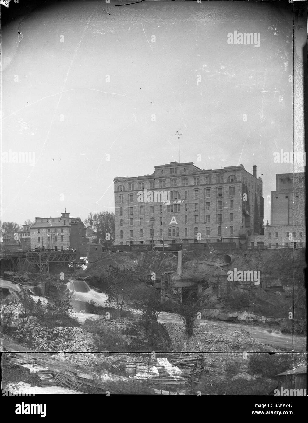 Le moulin Pillsbury 'A' et le moulin Phoenix, situés le long du fleuve Mississippi dans le Minnesota, comportent des tunnels sous les moulins qui sont visibles, offrant un aperçu historique des premières activités industrielles dans la région. Banque D'Images