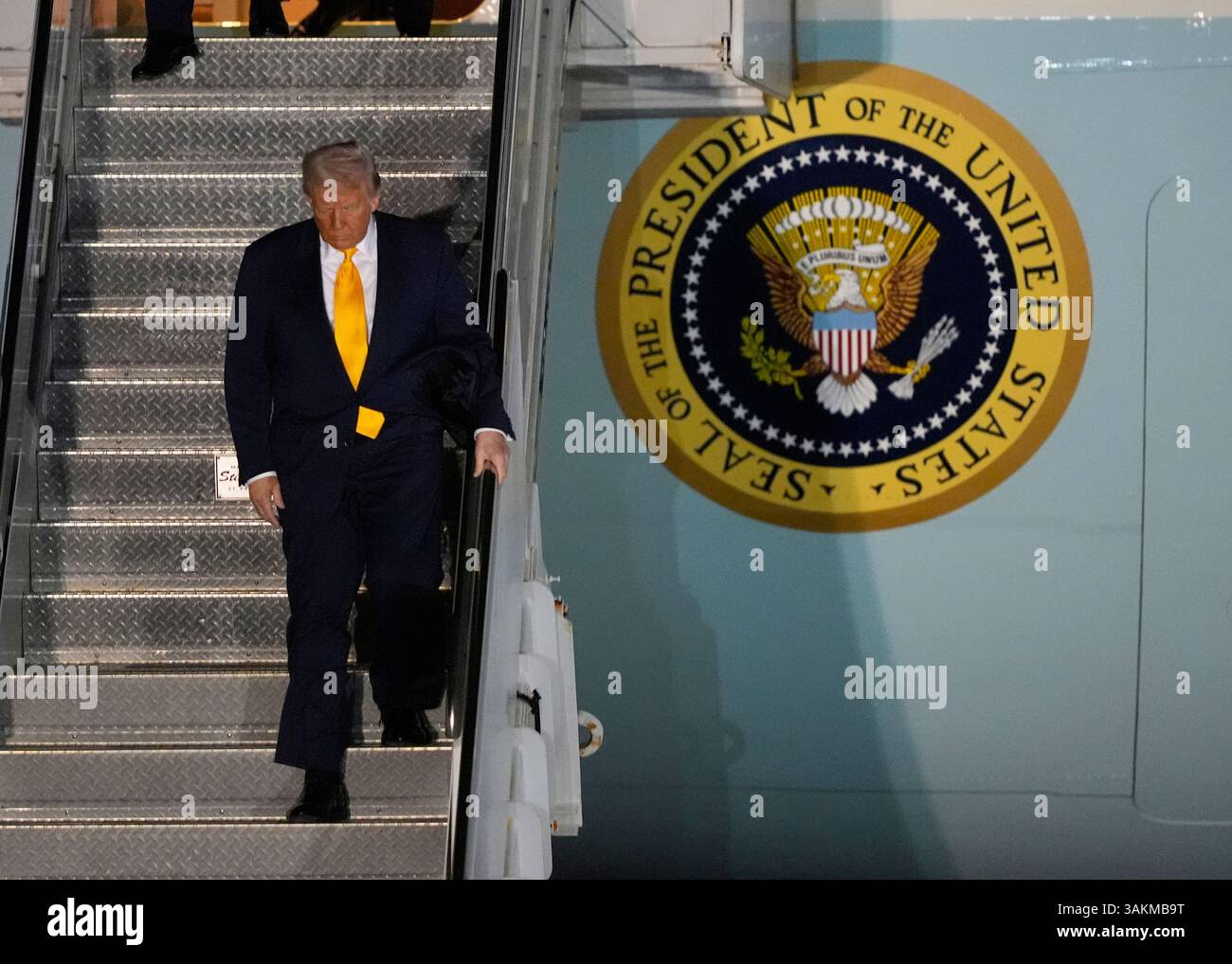 President Donald Trump arrives on Air Force One at Miami International Airport, Saturday, April 12, 2025, in Miami, Fla. (AP Photo/Manuel Balce Ceneta) Banque D'Images