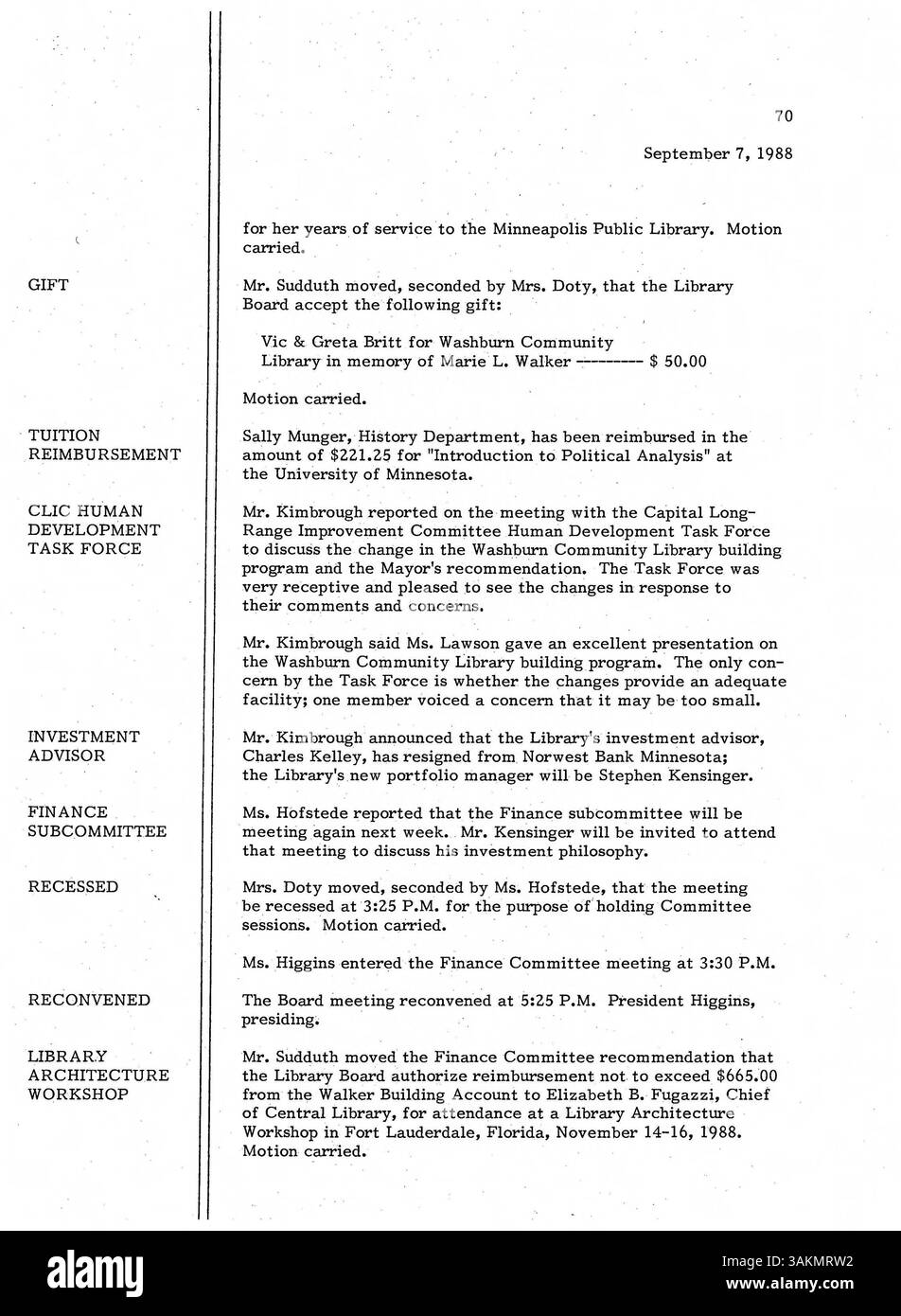Le procès-verbal de la réunion de 1988 du conseil d'administration de la Bibliothèque publique de Minneapolis fournit un compte rendu détaillé des discussions et des décisions sur les services, les opérations et les questions financières de la bibliothèque, qui ont façonné l'orientation du système de bibliothèque du comté de Hennepin. Ces procès-verbaux reflètent le processus de gouvernance. Banque D'Images Le procès-verbal de la réunion de 1988 du conseil d'administration de la Bibliothèque publique de Minneapolis fournit un compte rendu détaillé des discussions et des décisions sur les services, les opérations et les questions financières de la bibliothèque, qui ont façonné l'orientation du système de bibliothèque du comté de Hennepin. Ces procès-verbaux reflètent le processus de gouvernance. Banque D'Images