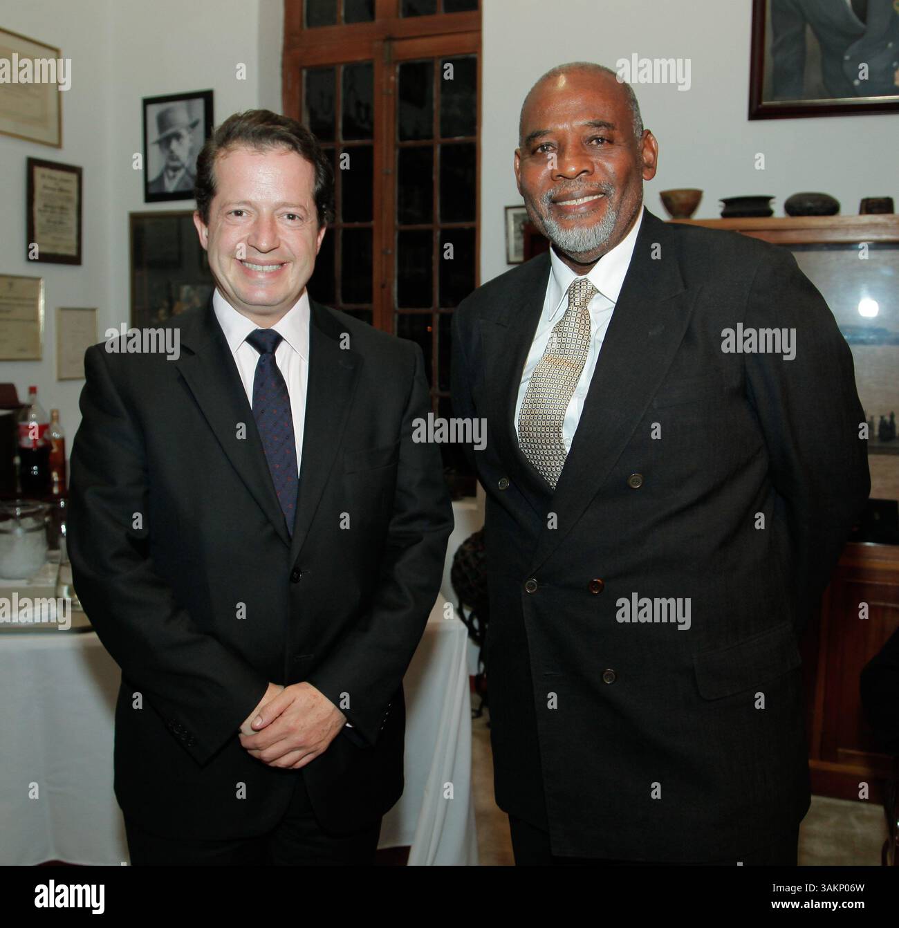 9 décembre 2013 - Colombie - Bogota Diciembre de 2013. En el Gimnasio Moderno se realizo el lanzamiento del libro de Nohemi Sanion llamado la LLegada del dragon, en la foto Juan Mario Laserna y Kent Francis-James Foto Nestor Gomez - El Tiempo CrÃÂ©dito : CEET FotÃÂ³grafo : NESTOR GÃâ€œMEZ (crédit image : © El Tiempo/GDA/ZUMAPRESS.com) Banque D'Images