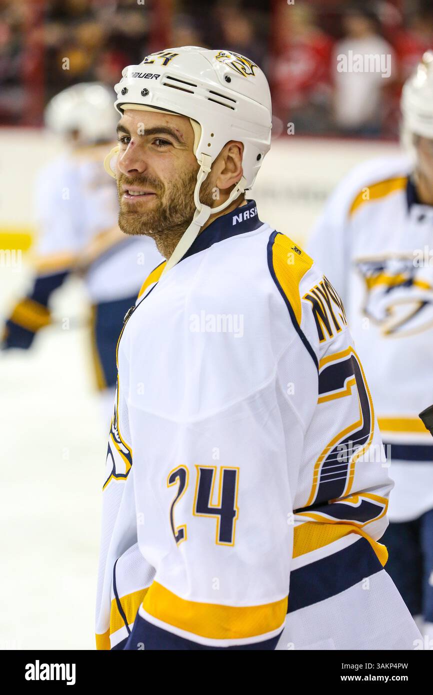 5 janvier 2014 - Raleigh, Caroline du Nord, U. S - les Predators de Nashville ont quitté l'aile Eric Nystrom (24 ans) lors du match de la LNH entre les Predators de Nashville et les Hurricanes de Caroline à l'aréna PNC. Les Hurricanes de Caroline battent les Predators de Nashville 2-1. (Crédit image : © Andy Martin Jr./ZUMAPRESS.com) Banque D'Images