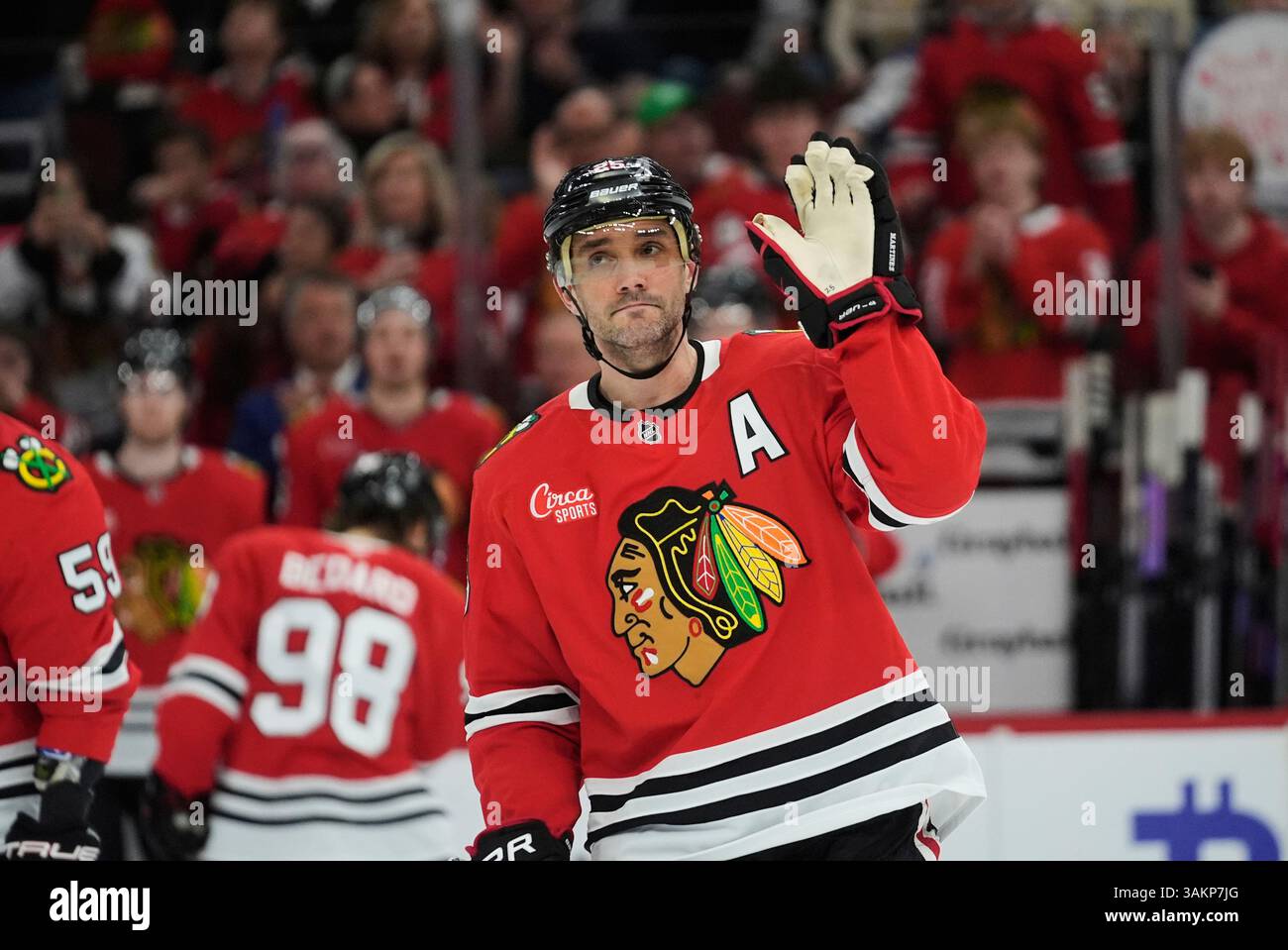 Chicago Blackhawks defenseman Alec Martinez (25) acknowledges the crowd in his last game during the third period of an NHL hockey game against the Winnipeg Jets, Saturday, April 12, 2025, in Chicago. (AP Photo/Erin Hooley) Banque D'Images